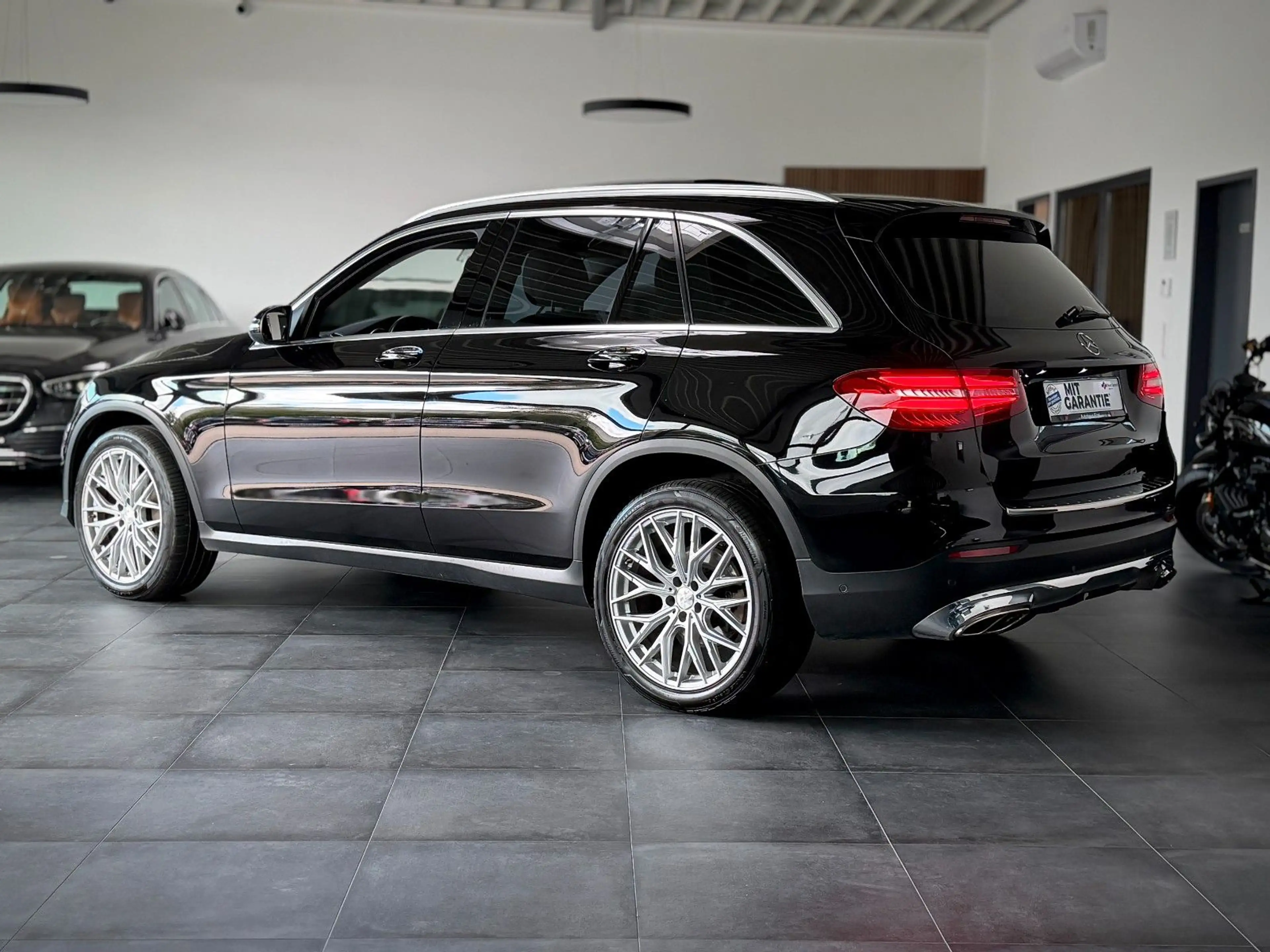 Mercedes-Benz GLC 250 4Matic AMG Pano*AHK*1.Hand*Kamera*Exkl* — photo 6