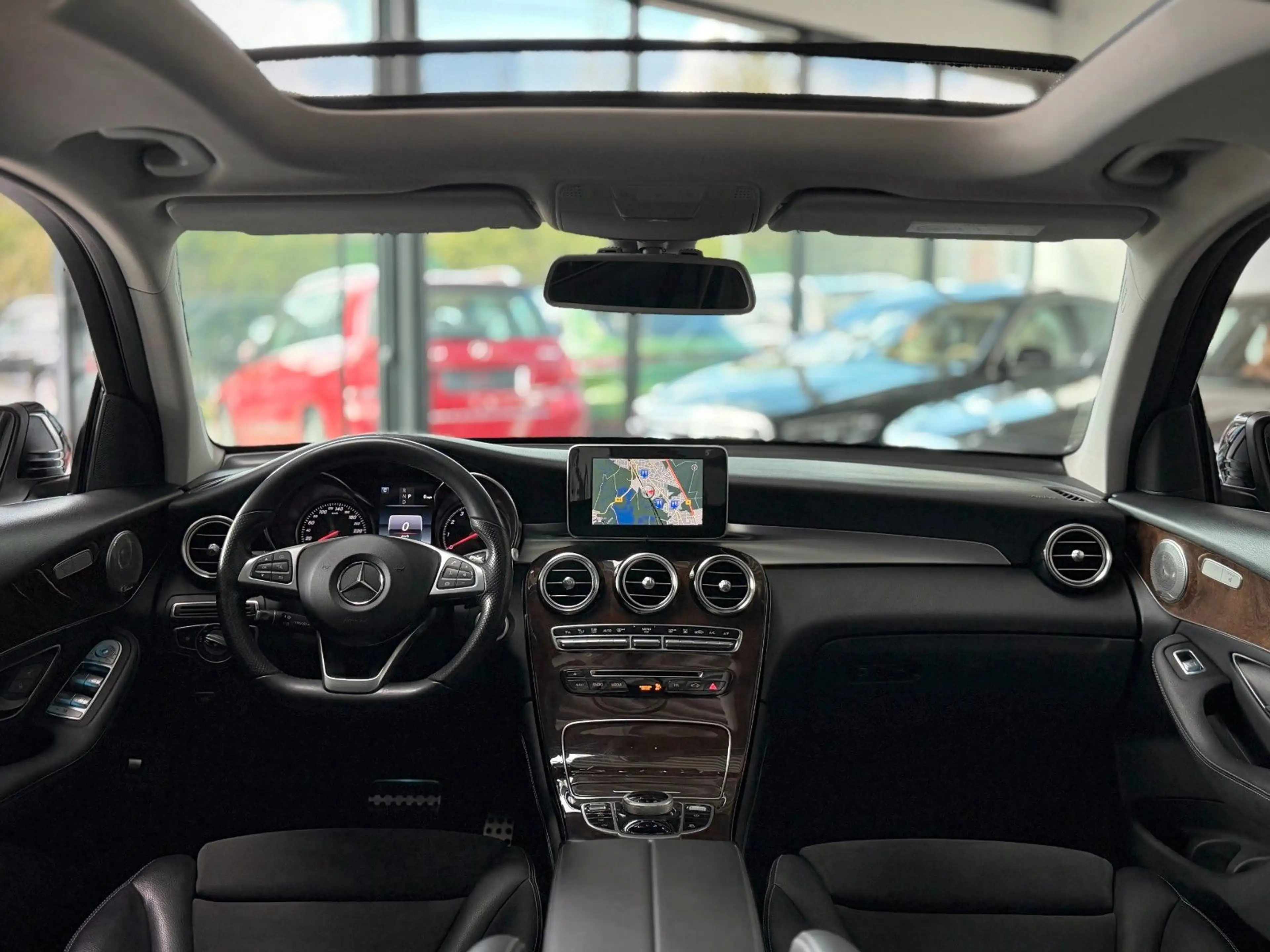 Mercedes-Benz GLC 250 4Matic AMG Pano*AHK*1.Hand*Kamera*Exkl* — photo 3