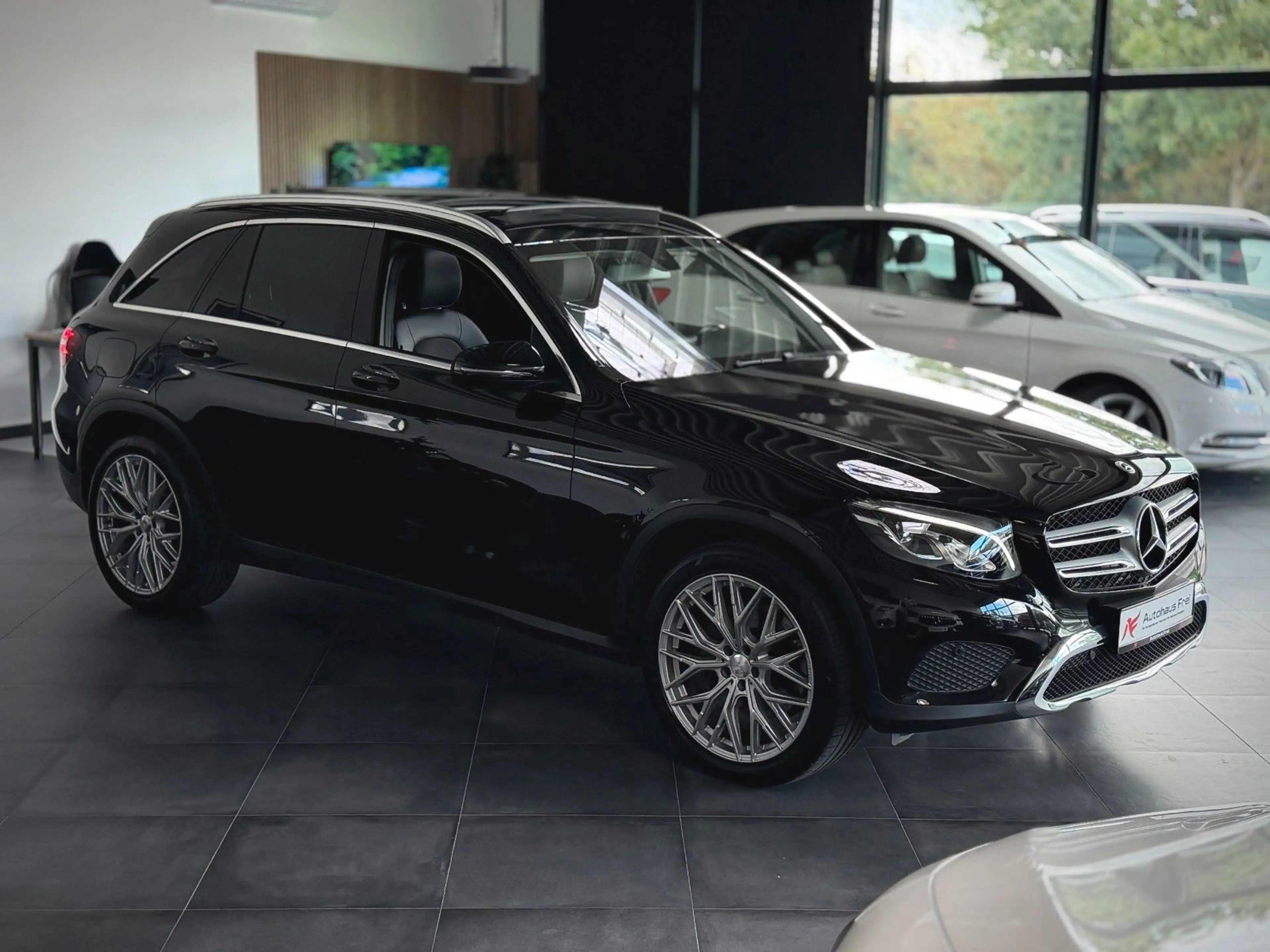 Mercedes-Benz GLC 250 4Matic AMG Pano*AHK*1.Hand*Kamera*Exkl* — photo 14
