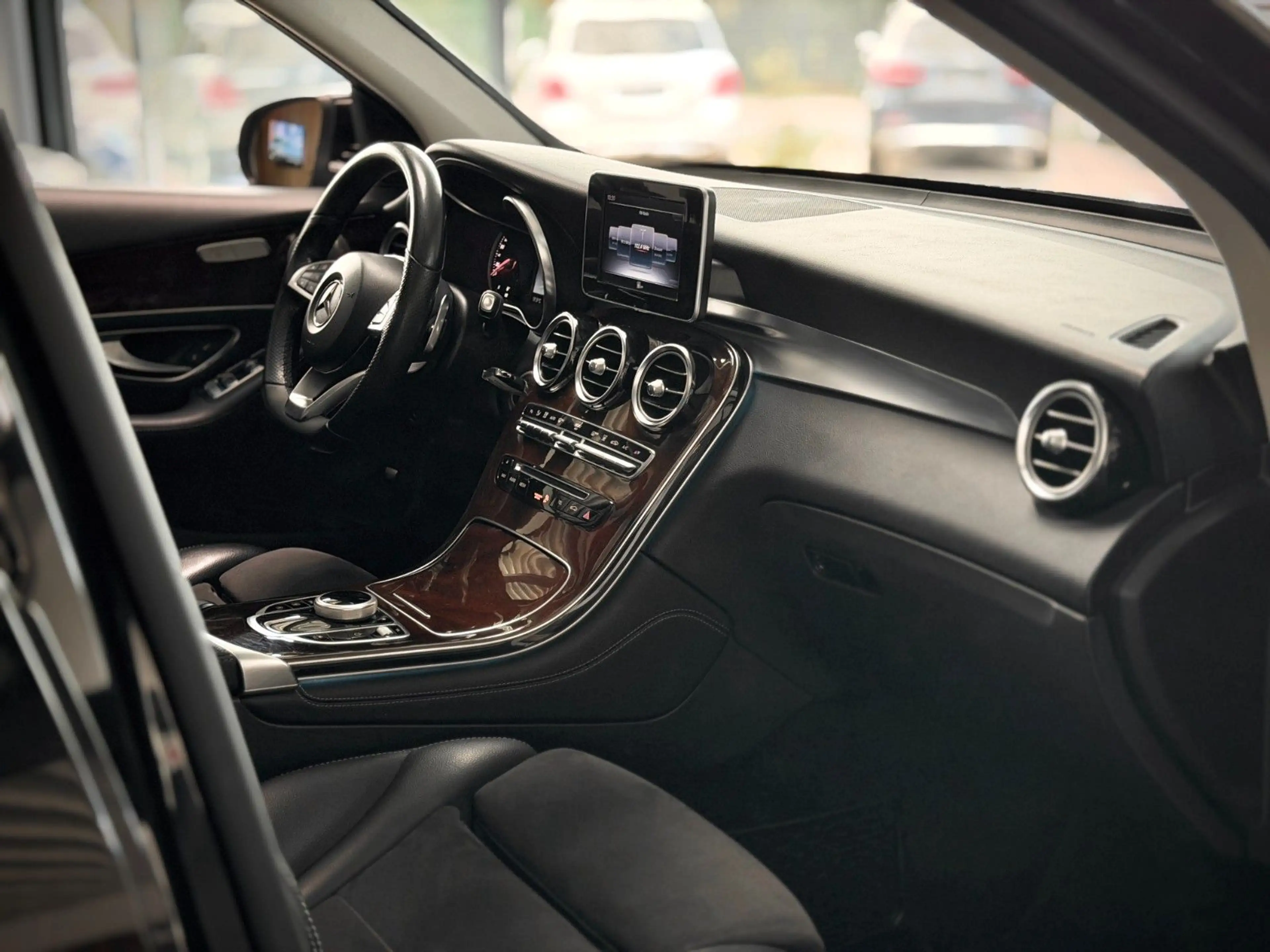 Mercedes-Benz GLC 250 4Matic AMG Pano*AHK*1.Hand*Kamera*Exkl* — photo 7