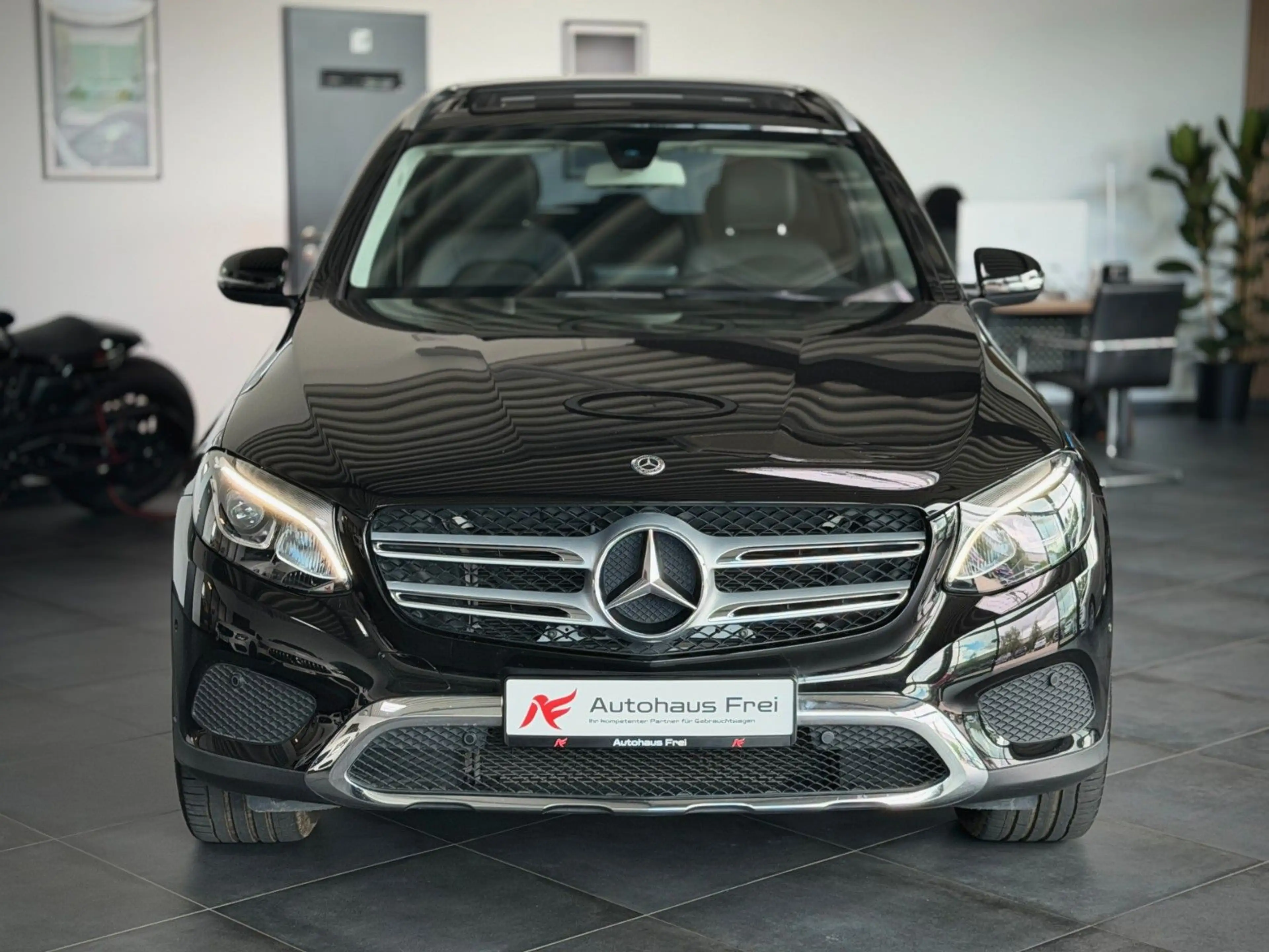 Mercedes-Benz GLC 250 4Matic AMG Pano*AHK*1.Hand*Kamera*Exkl* — photo 9