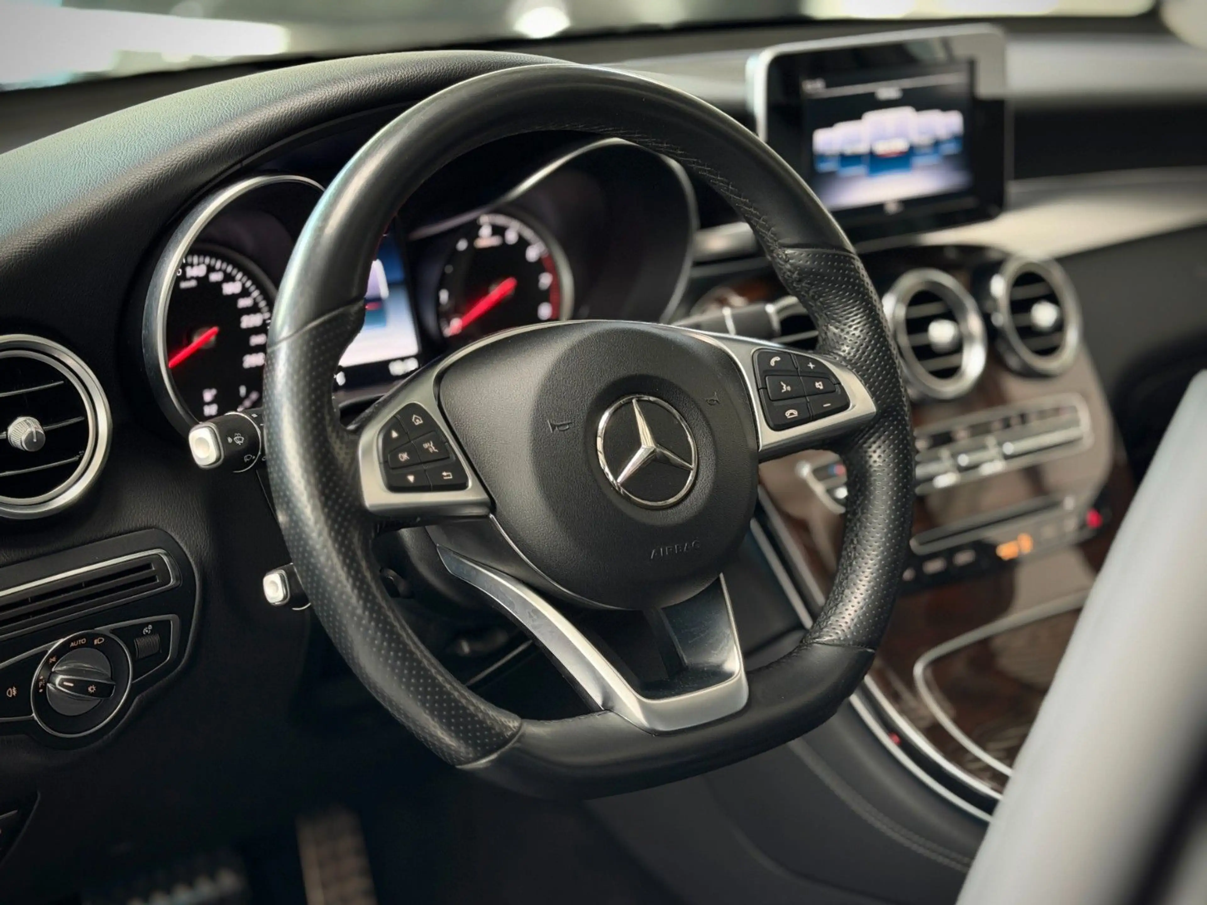 Mercedes-Benz GLC 250 4Matic AMG Pano*AHK*1.Hand*Kamera*Exkl* — photo 4