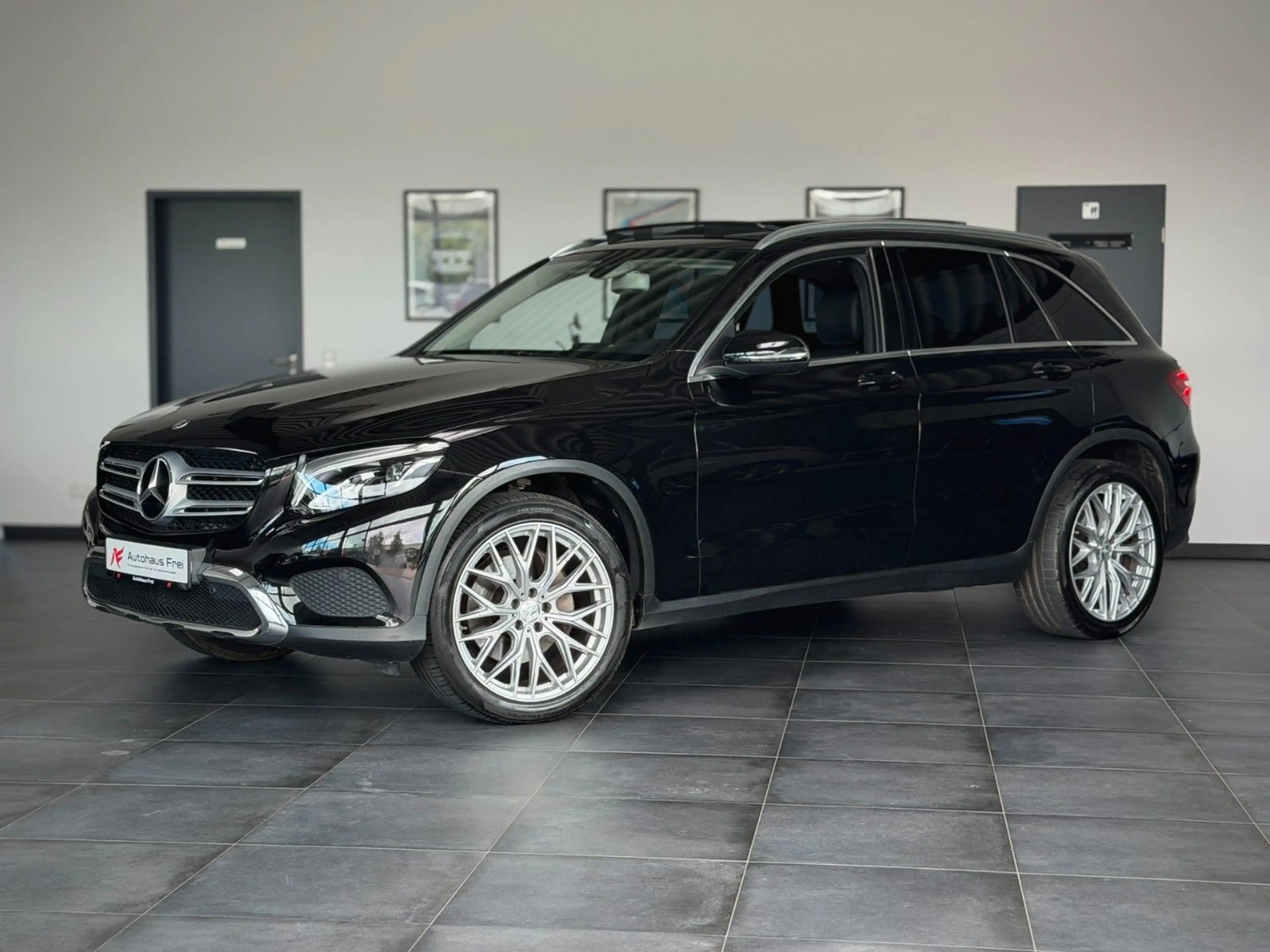 Mercedes-Benz GLC 250 4Matic AMG Pano*AHK*1.Hand*Kamera*Exkl*