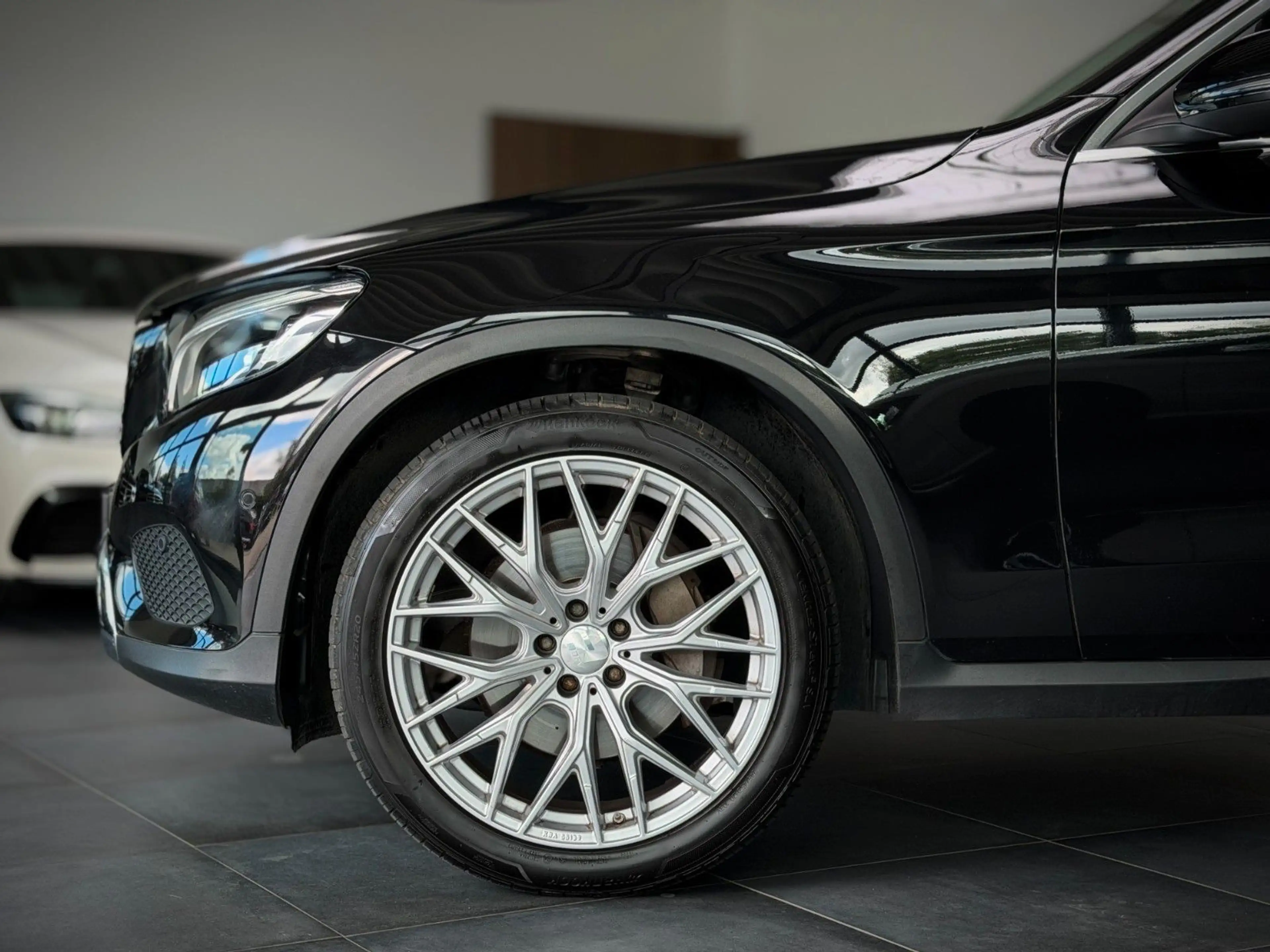 Mercedes-Benz GLC 250 4Matic AMG Pano*AHK*1.Hand*Kamera*Exkl* — photo 5