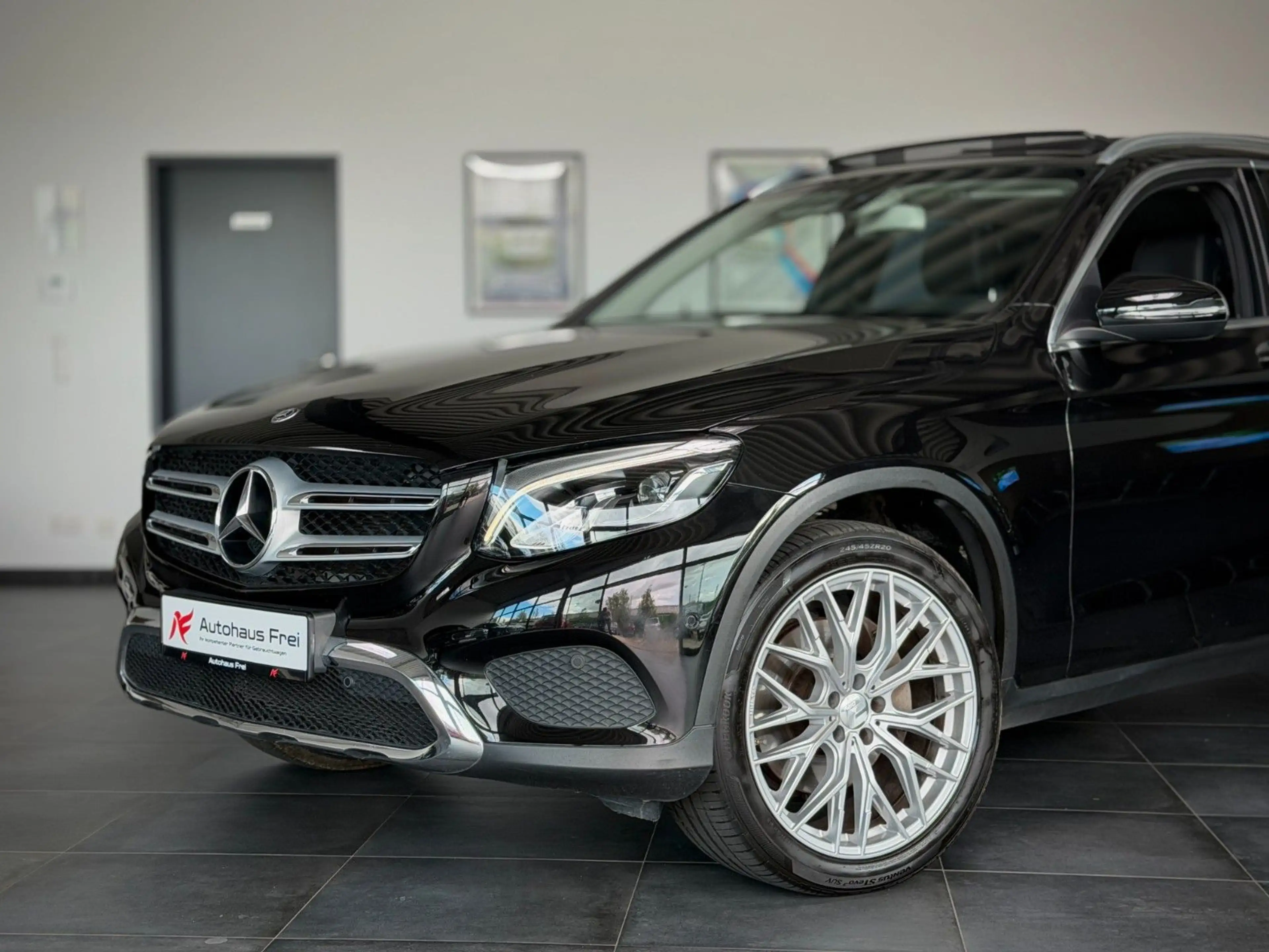 Mercedes-Benz GLC 250 4Matic AMG Pano*AHK*1.Hand*Kamera*Exkl* — photo 2