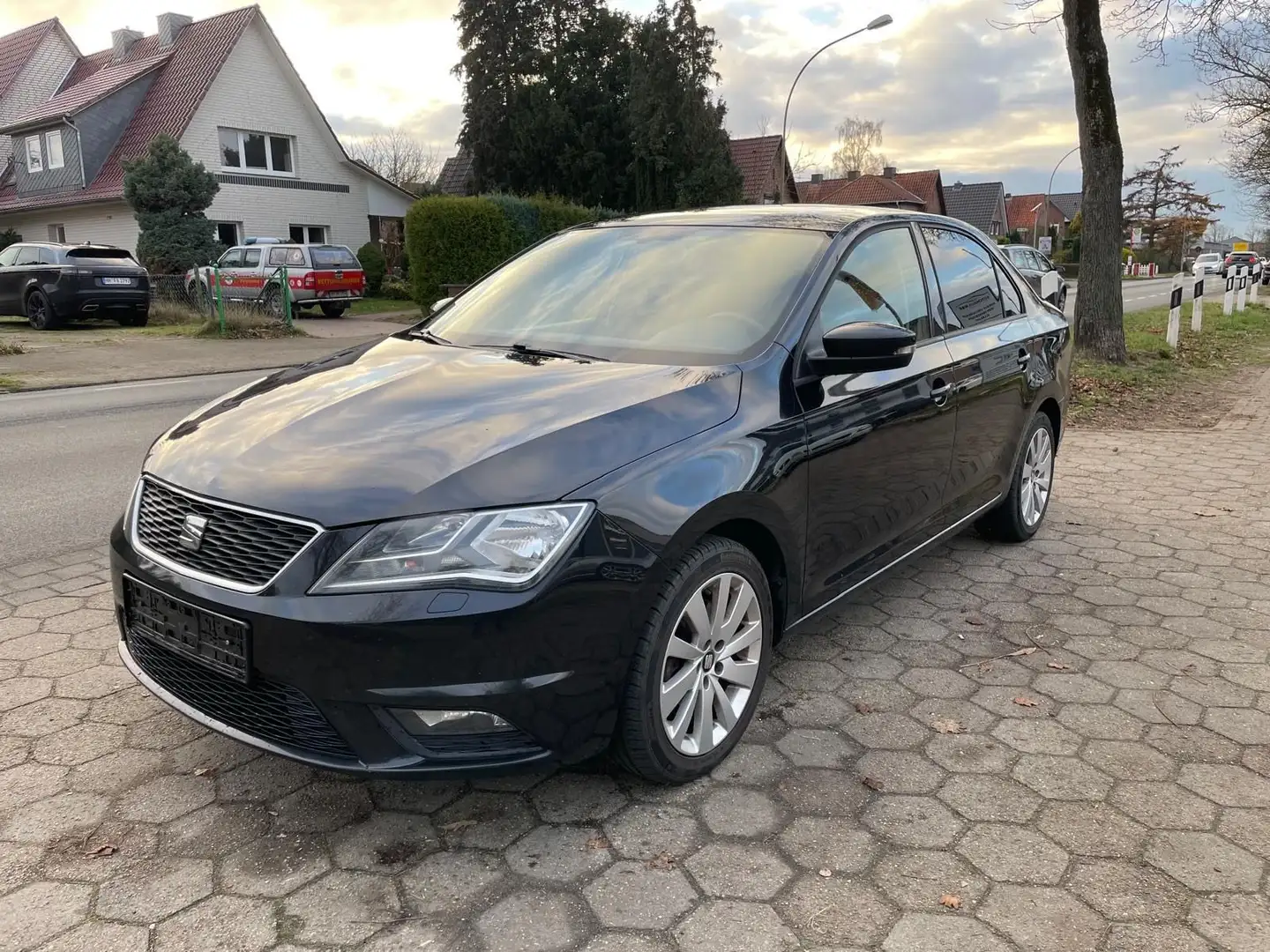 SEAT Toledo 110PS Euro6 Style Lim.*8xAlu+guter Zustan Schwarz - 1