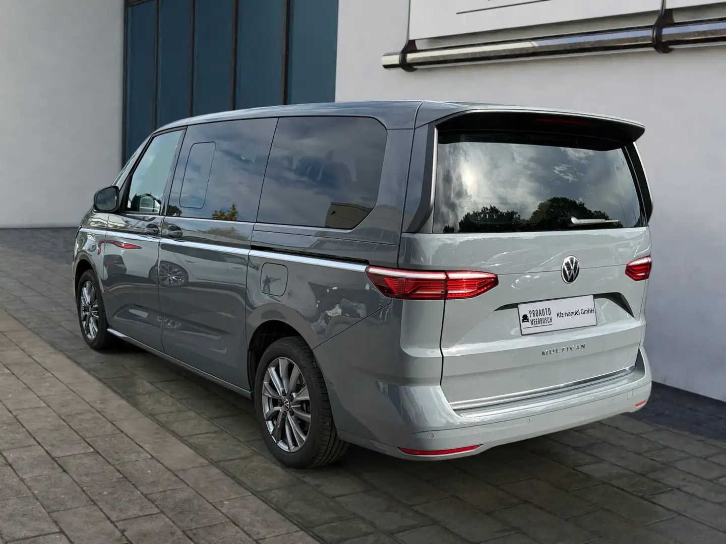 Volkswagen T7 Multivan Style lang AHK/ACC/STNDHZNG/EASYOPEN Grau - 2