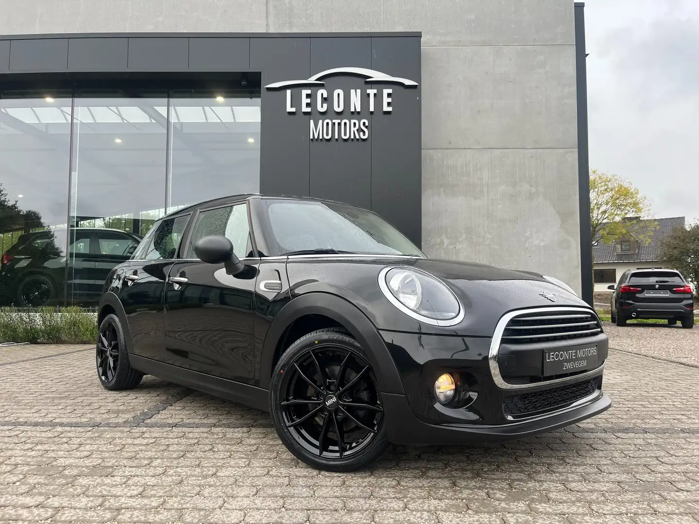 MINI One 1.5i 5-deurs Navigatie/Cruise/PDC/Bluetooth/Airco Schwarz - 1