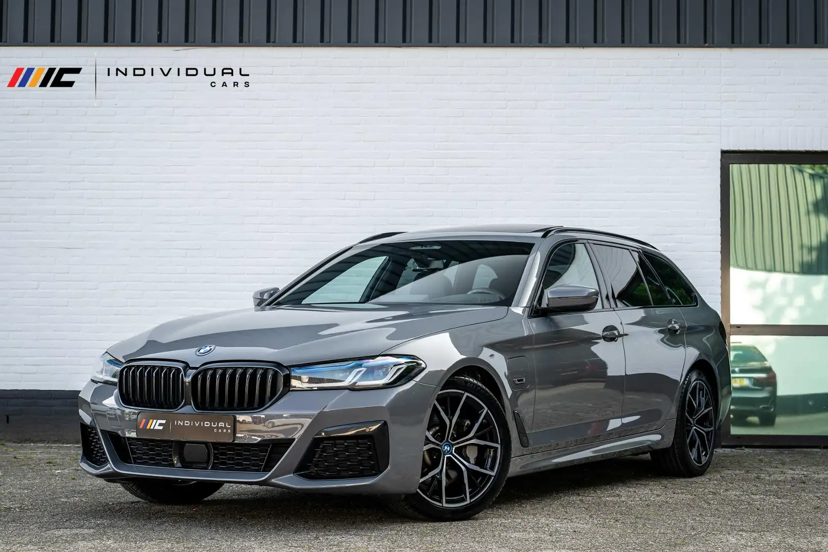 BMW 530 5-serie Touring 530e xDrive M-Sport 4-wielsturing Grijs - 1