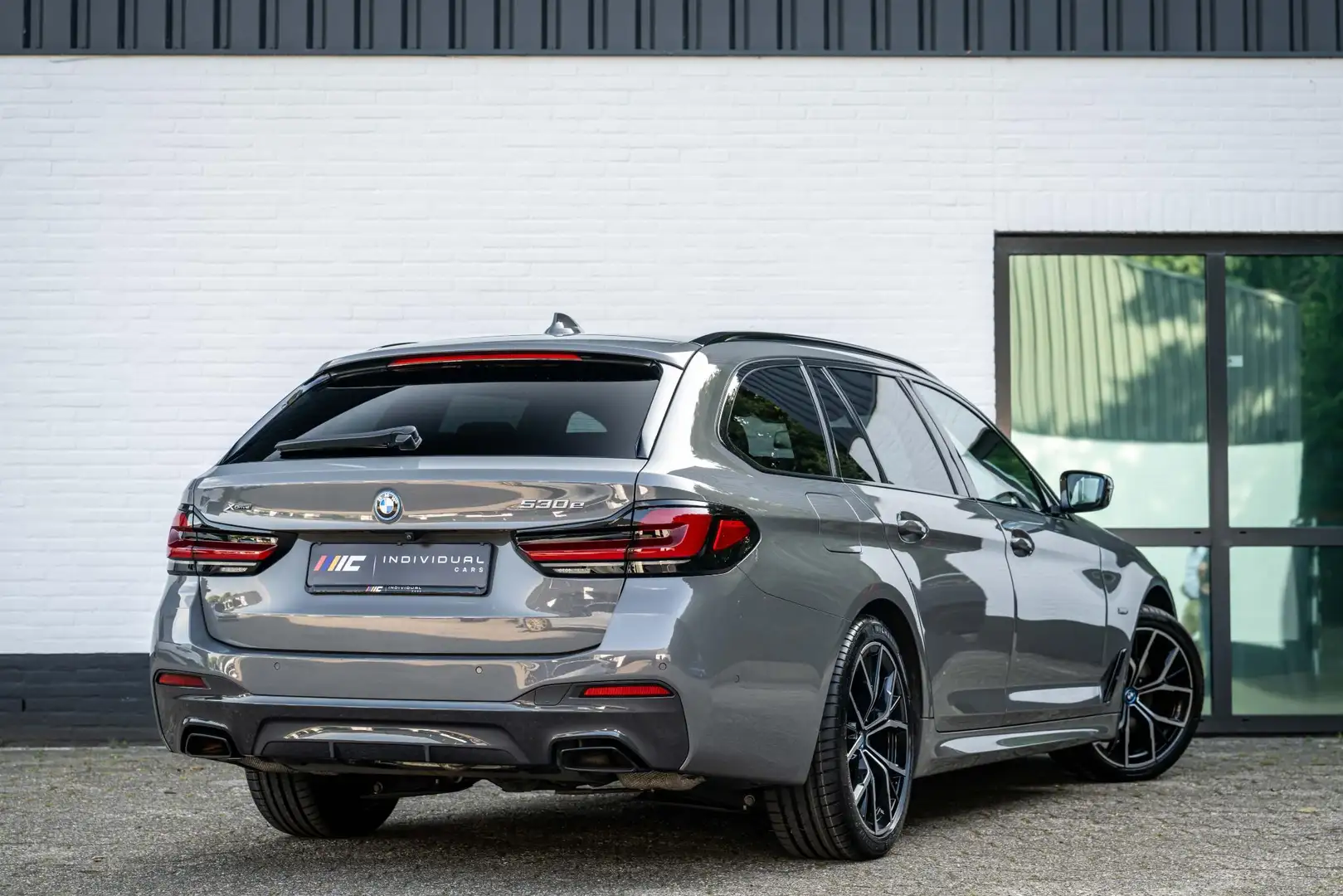 BMW 530 5-serie Touring 530e xDrive M-Sport 4-wielsturing Grijs - 2