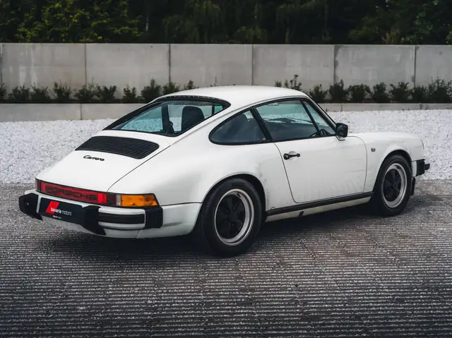 Porsche 911 view 8