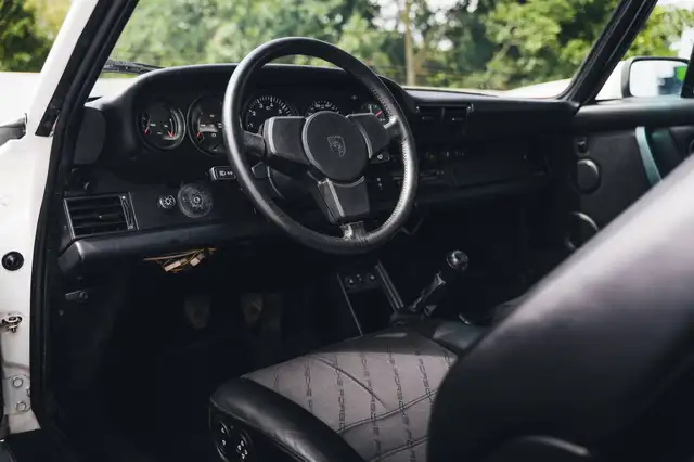 Porsche 911 view 11