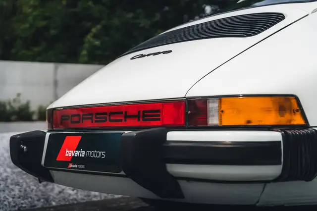 Porsche 911 view 7