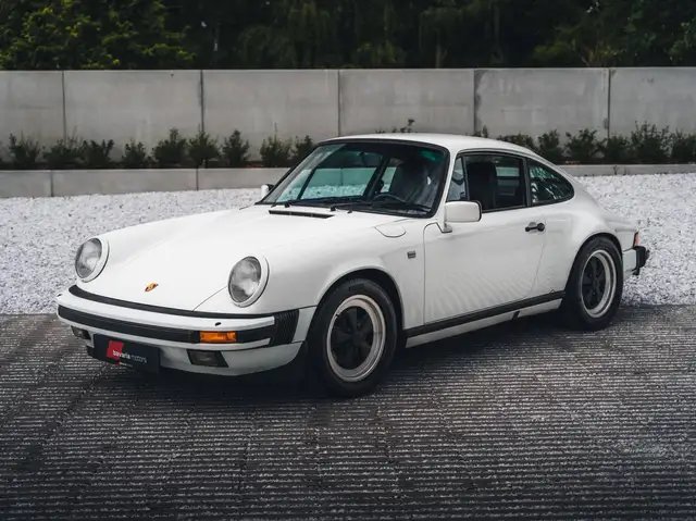 Porsche 911 view 3