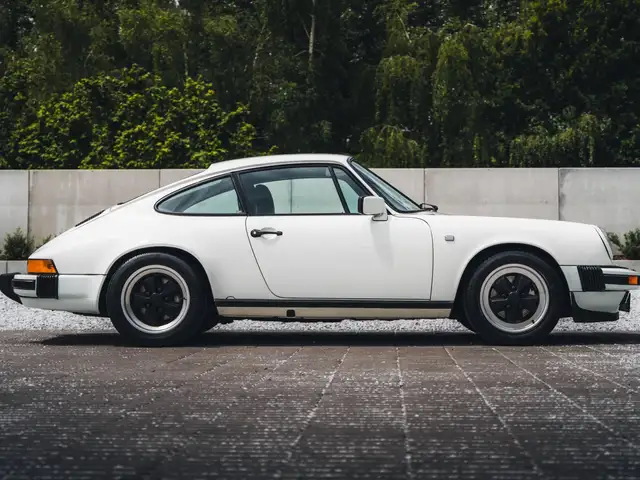 Porsche 911 view 6