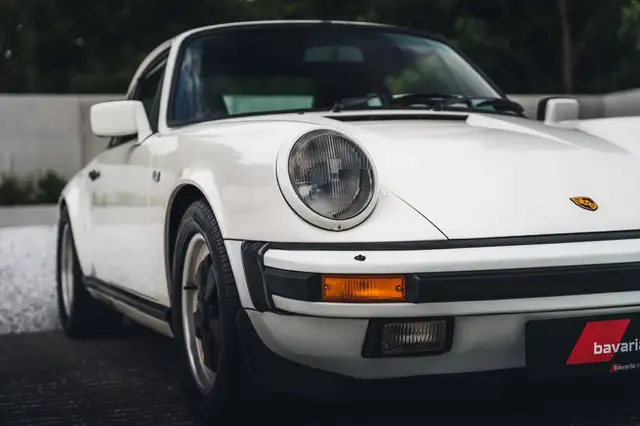 Porsche 911 view 4