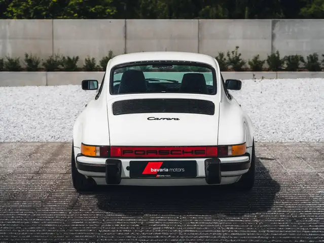 Porsche 911 view 9