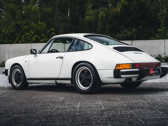 Porsche 911 view 10