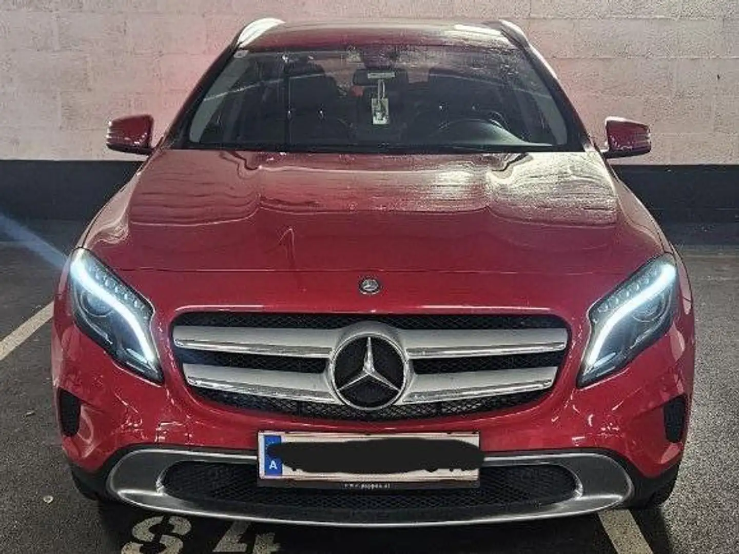 Mercedes-Benz GLA 180 Activity Edition Rot - 1