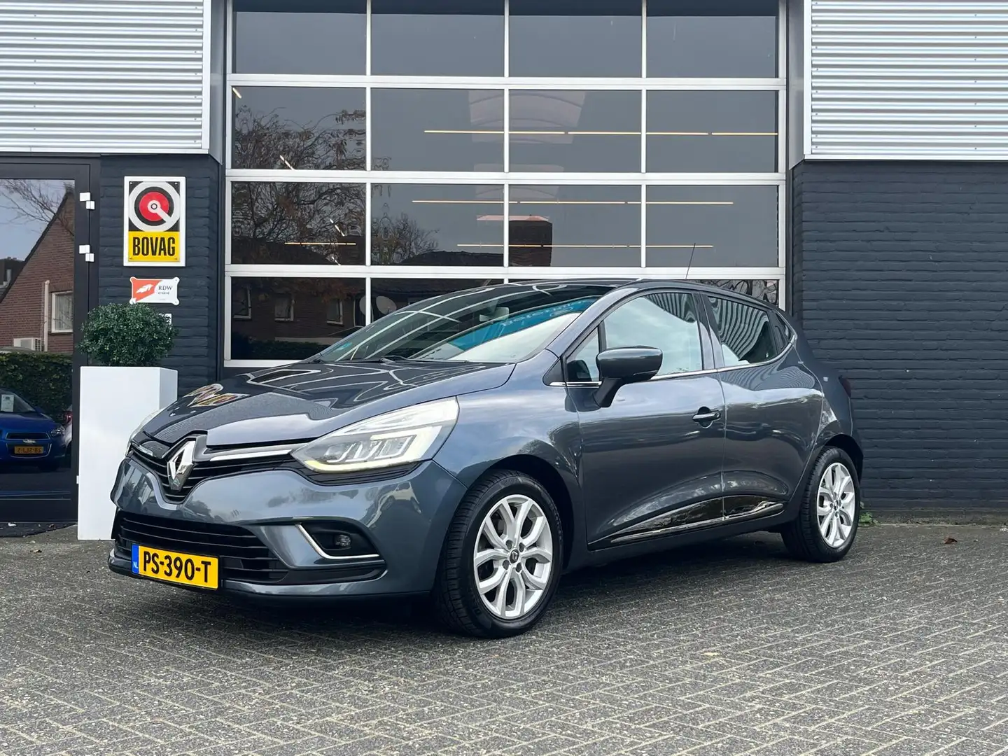 Renault Clio 0.9 TCe Bose, Bluetooth, Cruise, Navi, Stoelverwar Grijs - 1