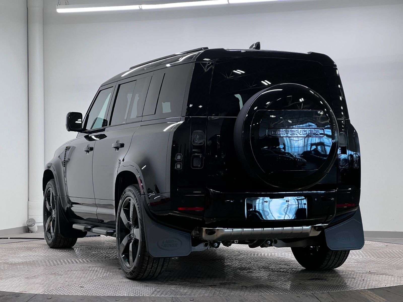 2026 Land Rover Defender 110 P400 X-DYNAMIC SE alt 3