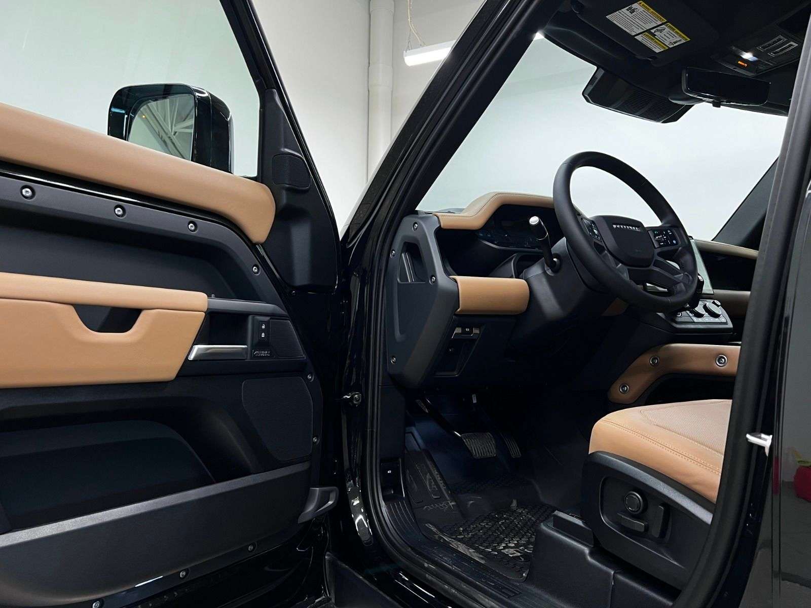 2026 Land Rover Defender 110 P400 X-DYNAMIC SE alt 4