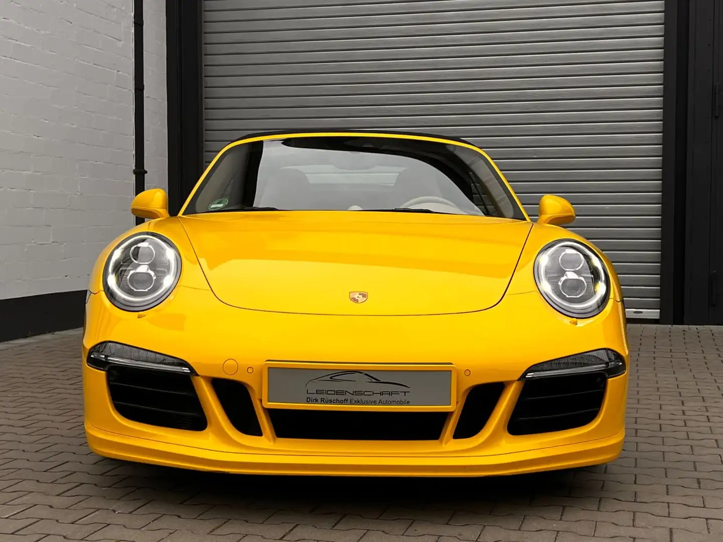 Porsche 991 .1 Carrera 2  GTS Cabriolet Sauger Schalter Galben - 2