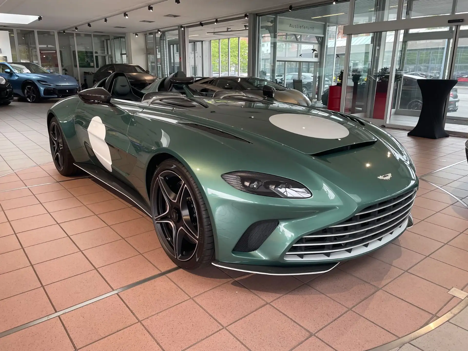 애스턴마틴 V12 Speedster 2021 초록 사진 2