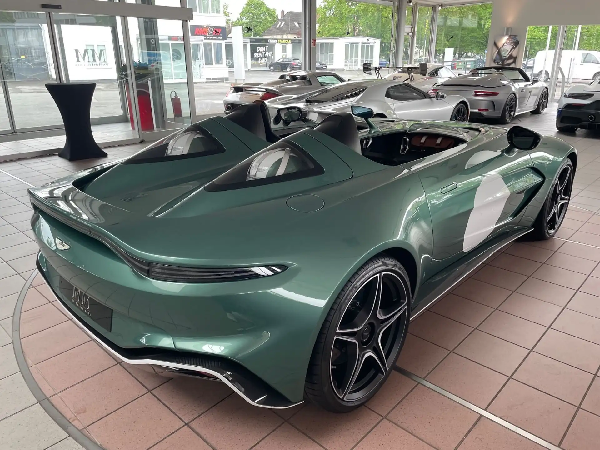 애스턴마틴 V12 Speedster 2021 초록 사진 8