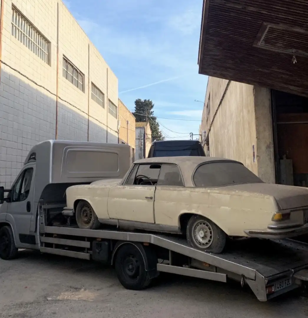 Mercedes-Benz 220 Coupe - 1