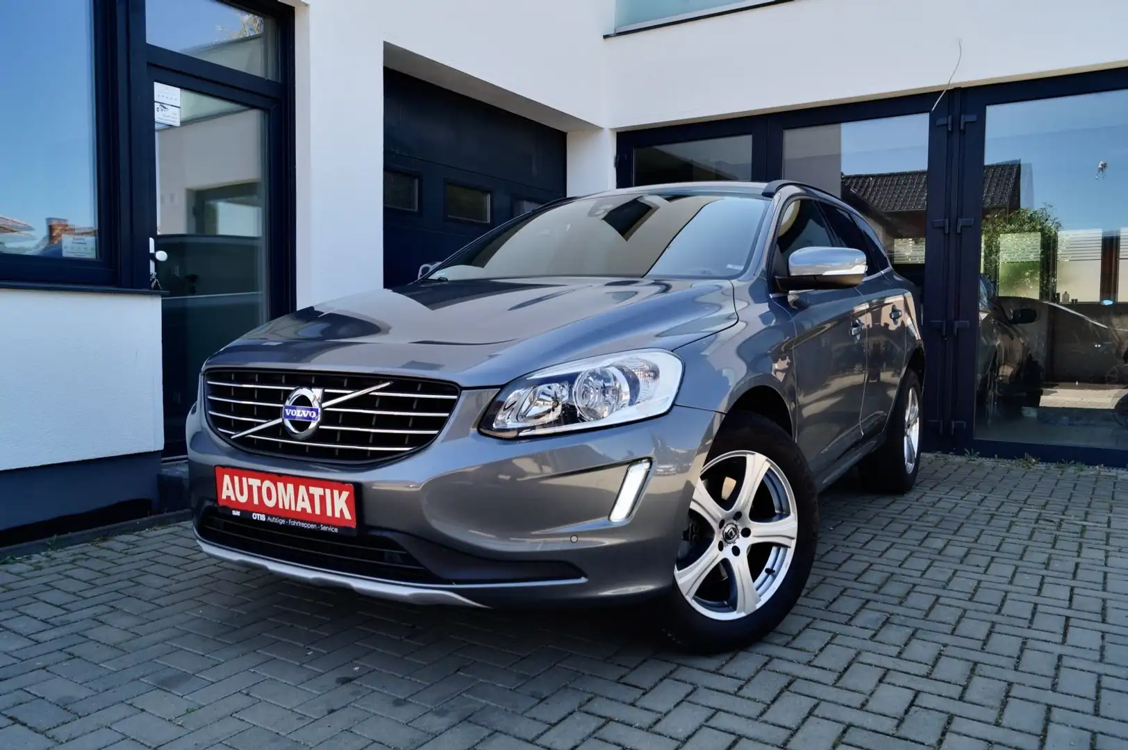 Volvo XC60 Momentum 2WD-TEILLEDER- Gris - 1