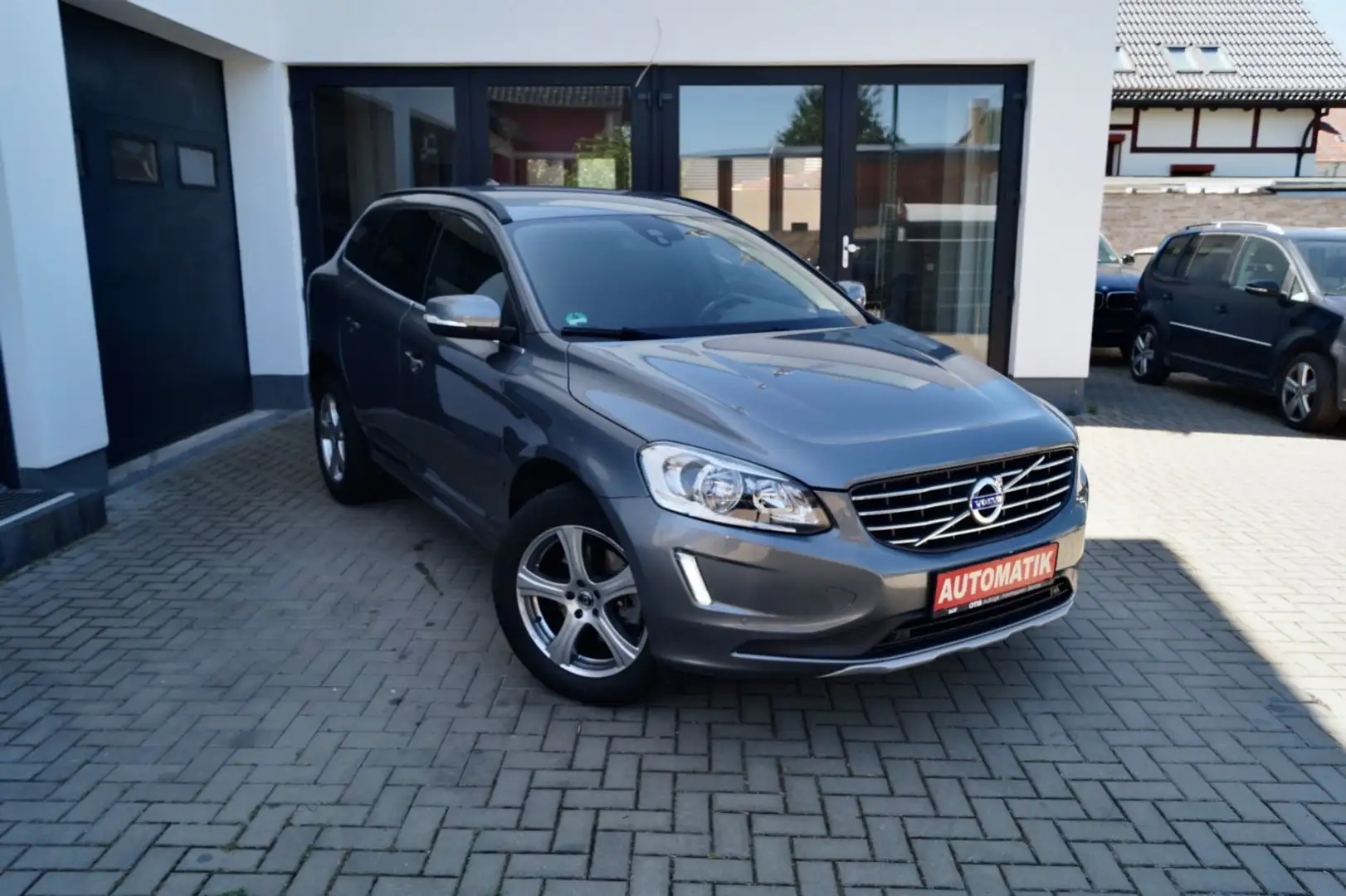 Volvo XC60 Momentum 2WD-TEILLEDER- Gris - 2