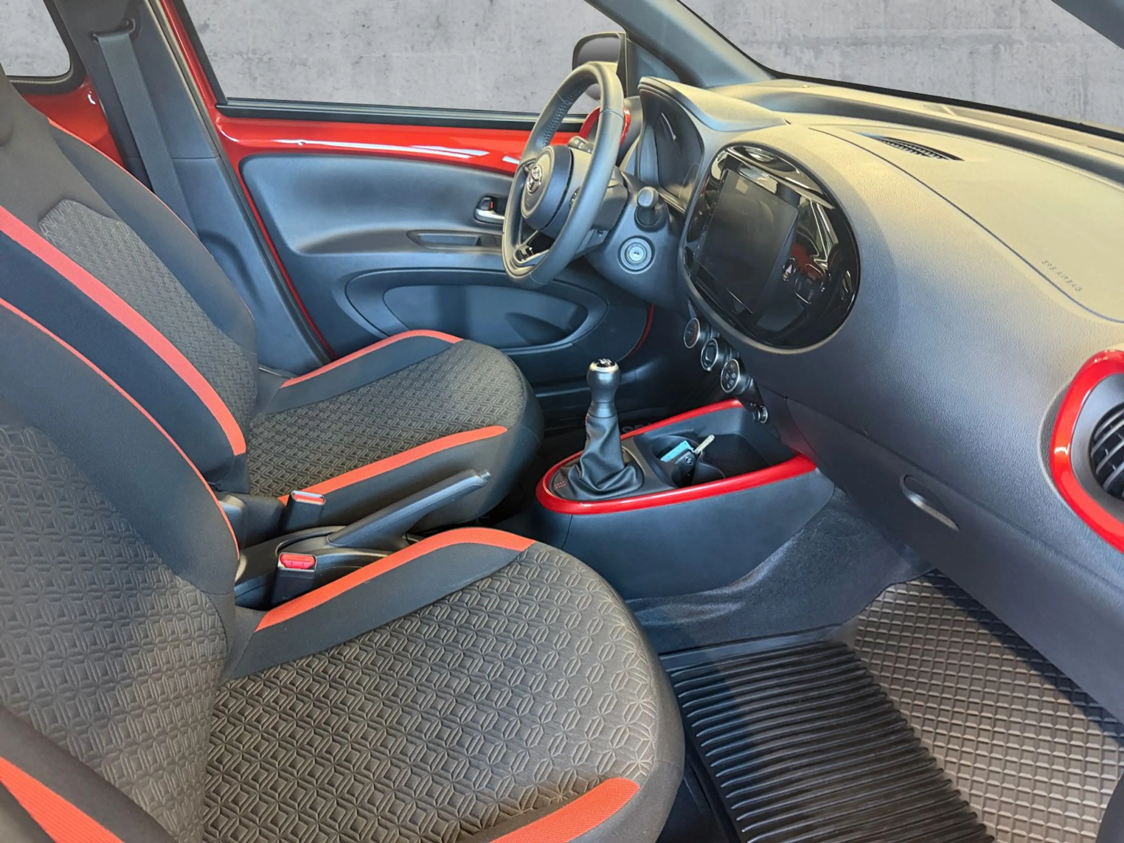 Toyota Aygo X 1.0 TEAMPLAYER ACC+RFK+APP+DAB+SHZ+MFL — photo 13