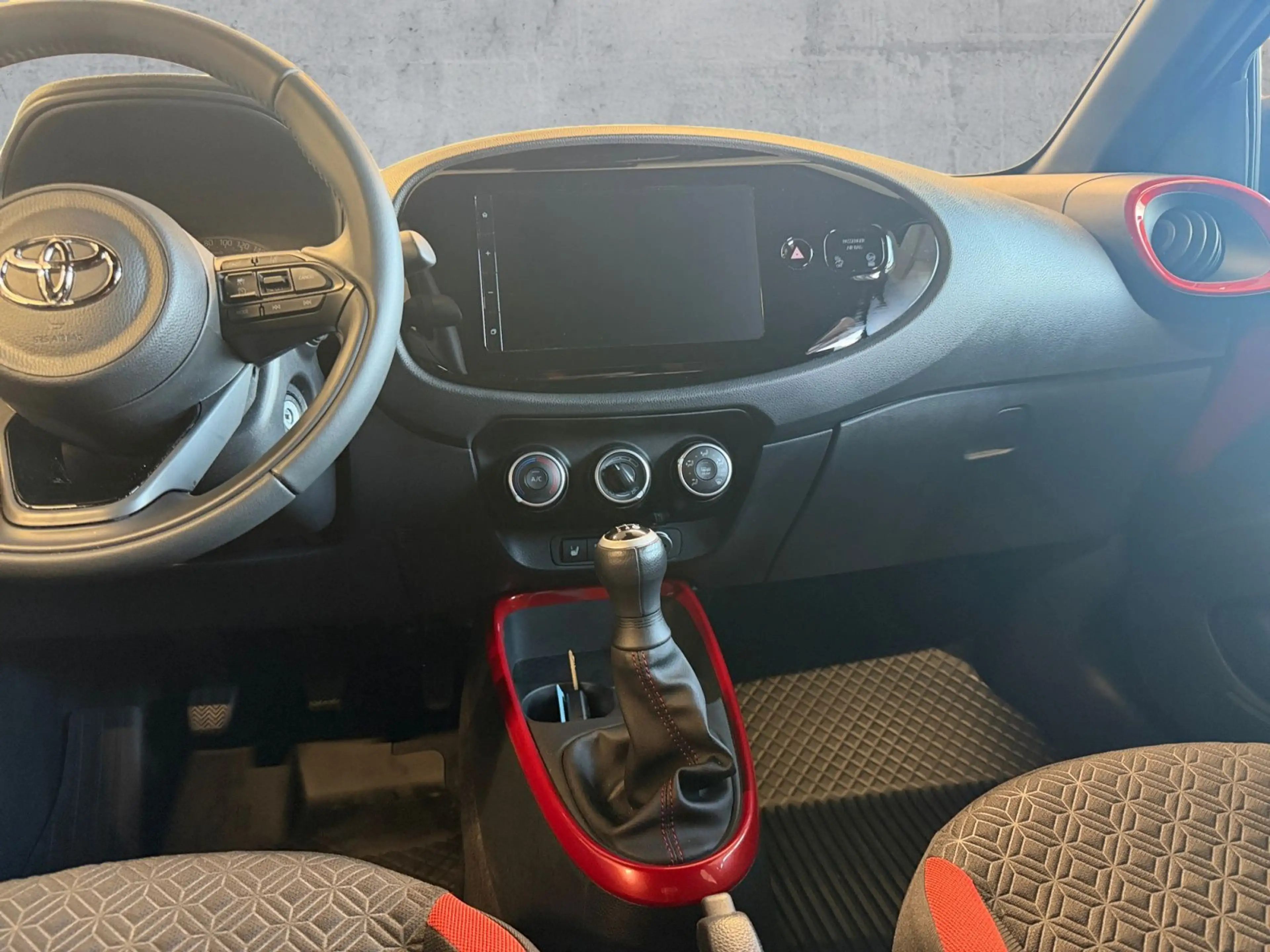 Toyota Aygo X 1.0 TEAMPLAYER ACC+RFK+APP+DAB+SHZ+MFL — photo 11