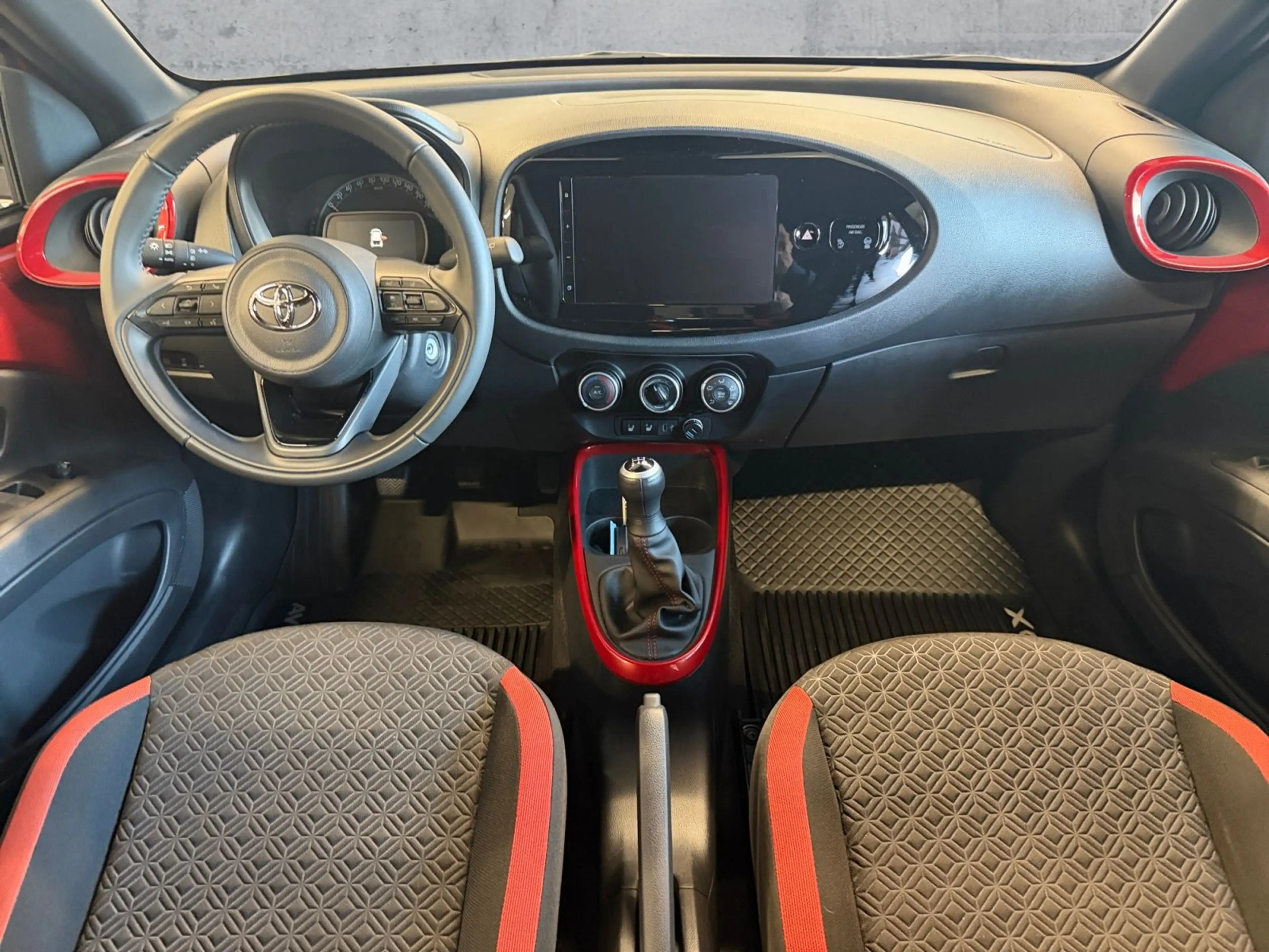 Toyota Aygo X 1.0 TEAMPLAYER ACC+RFK+APP+DAB+SHZ+MFL — photo 9