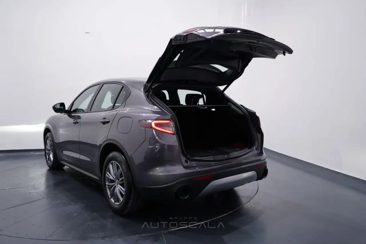 Alfa Romeo Stelvio 2023 — фото 32