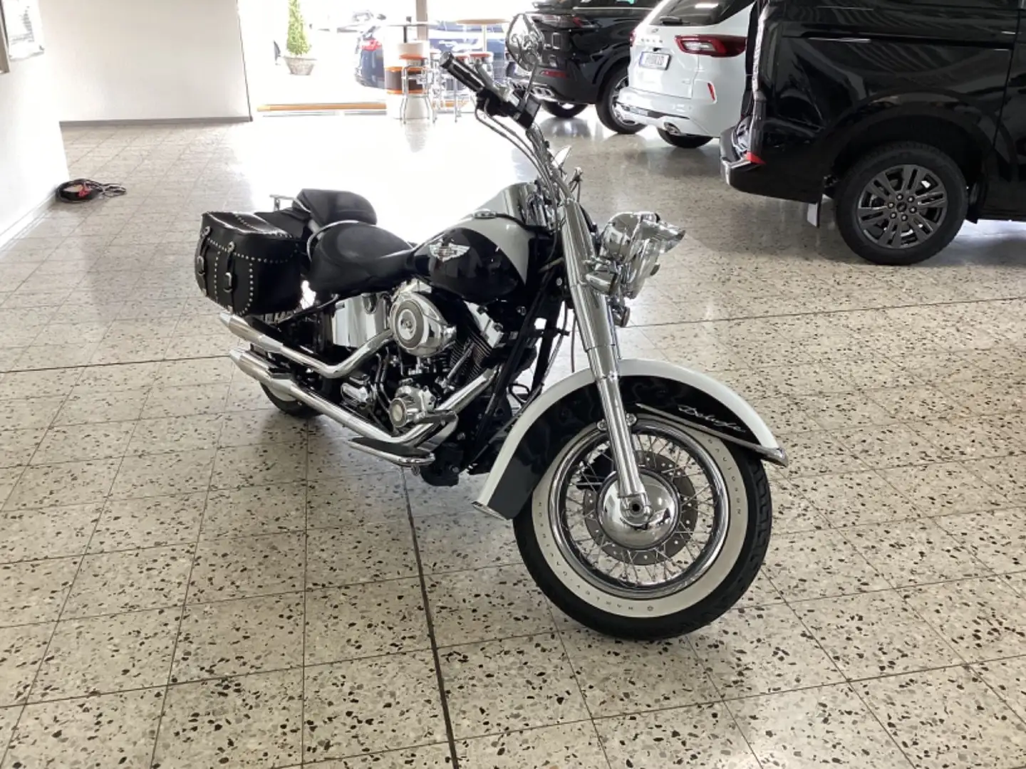 Harley-Davidson Softail Deluxe Dr. Jekyll and Mr. Hyde Bílá - 2