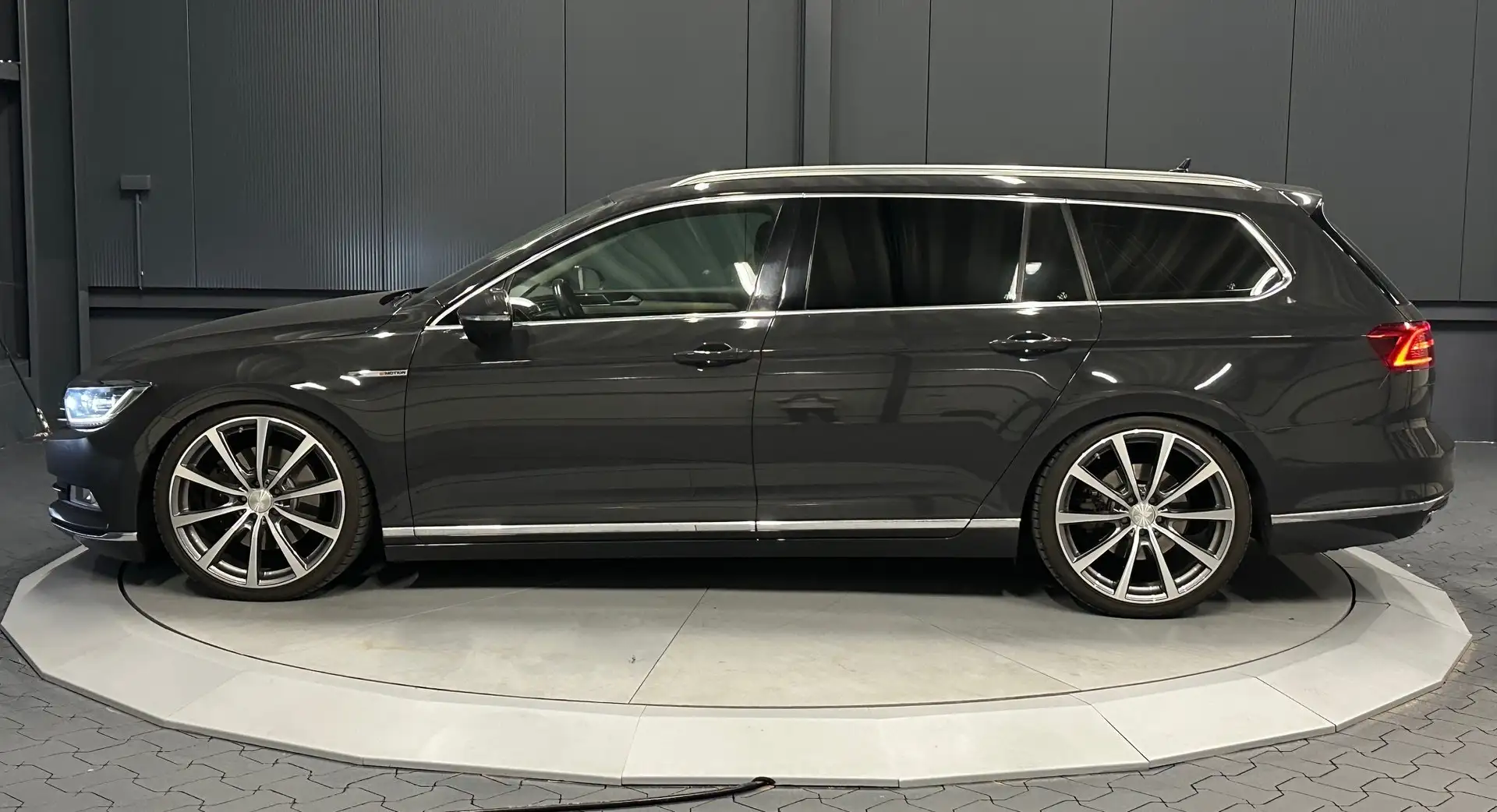 Volkswagen Passat Variant Highline 4Motion*20Zoll*GW-Fahrwerk*Voll/LED*ACC* Grau - 2