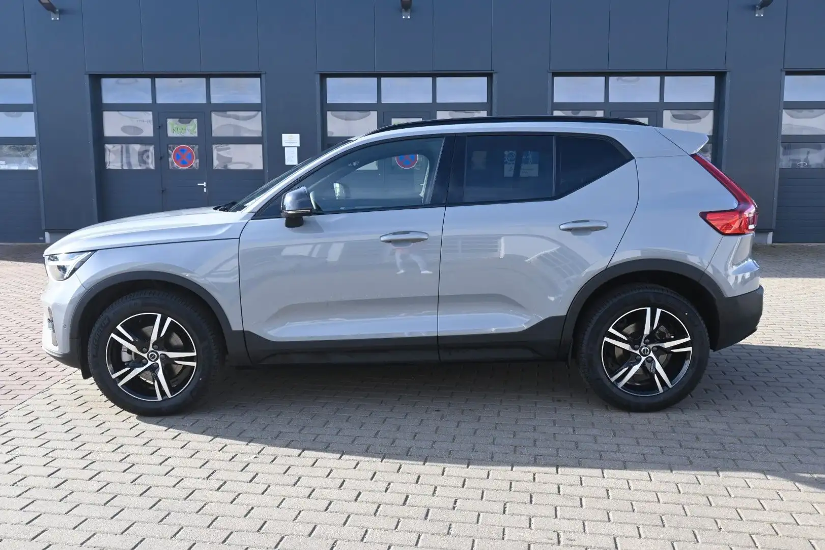 Volvo XC40 B3 DKG Plus Dark*FSHZG*360°*ACC Gris - 2