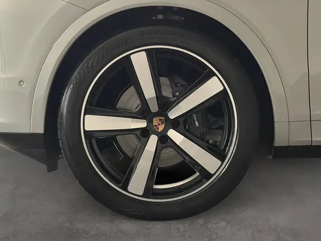 Porsche Cayenne view 9