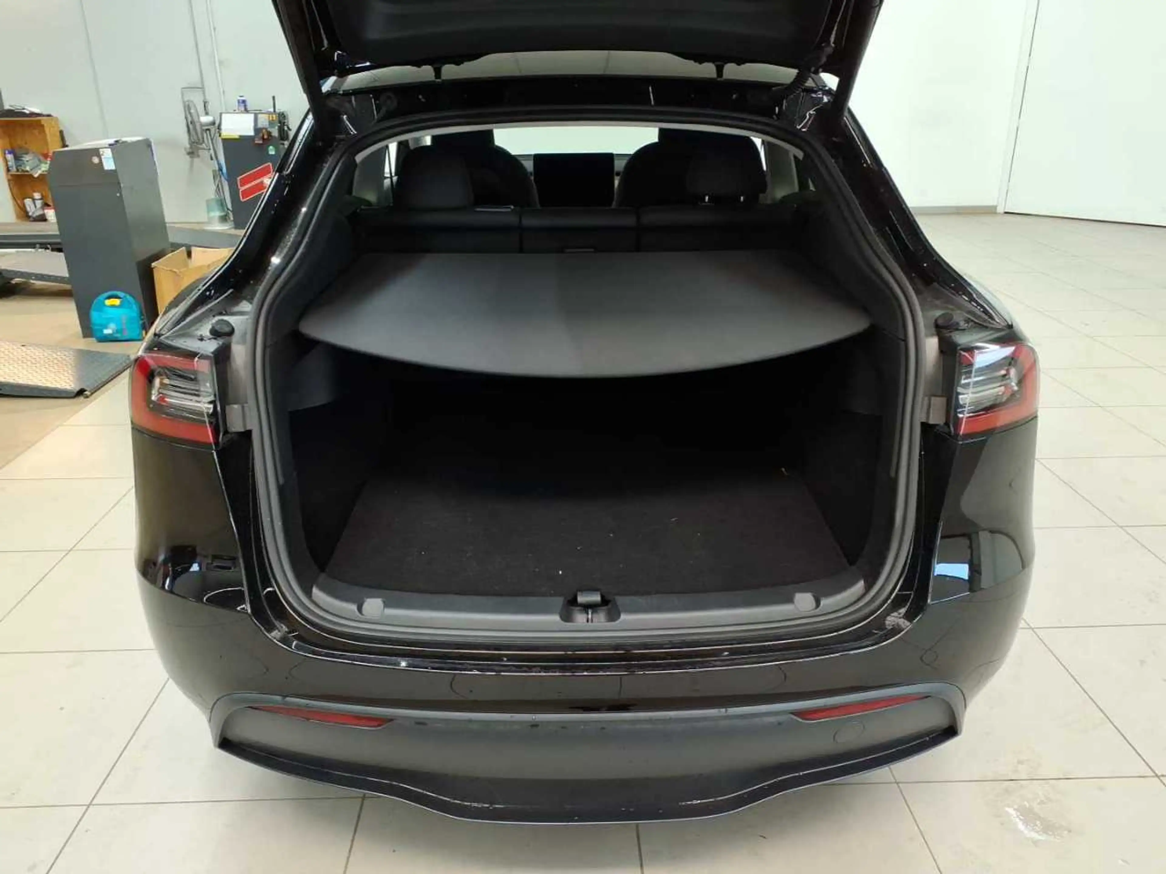 Tesla Model Y RWD — photo 15
