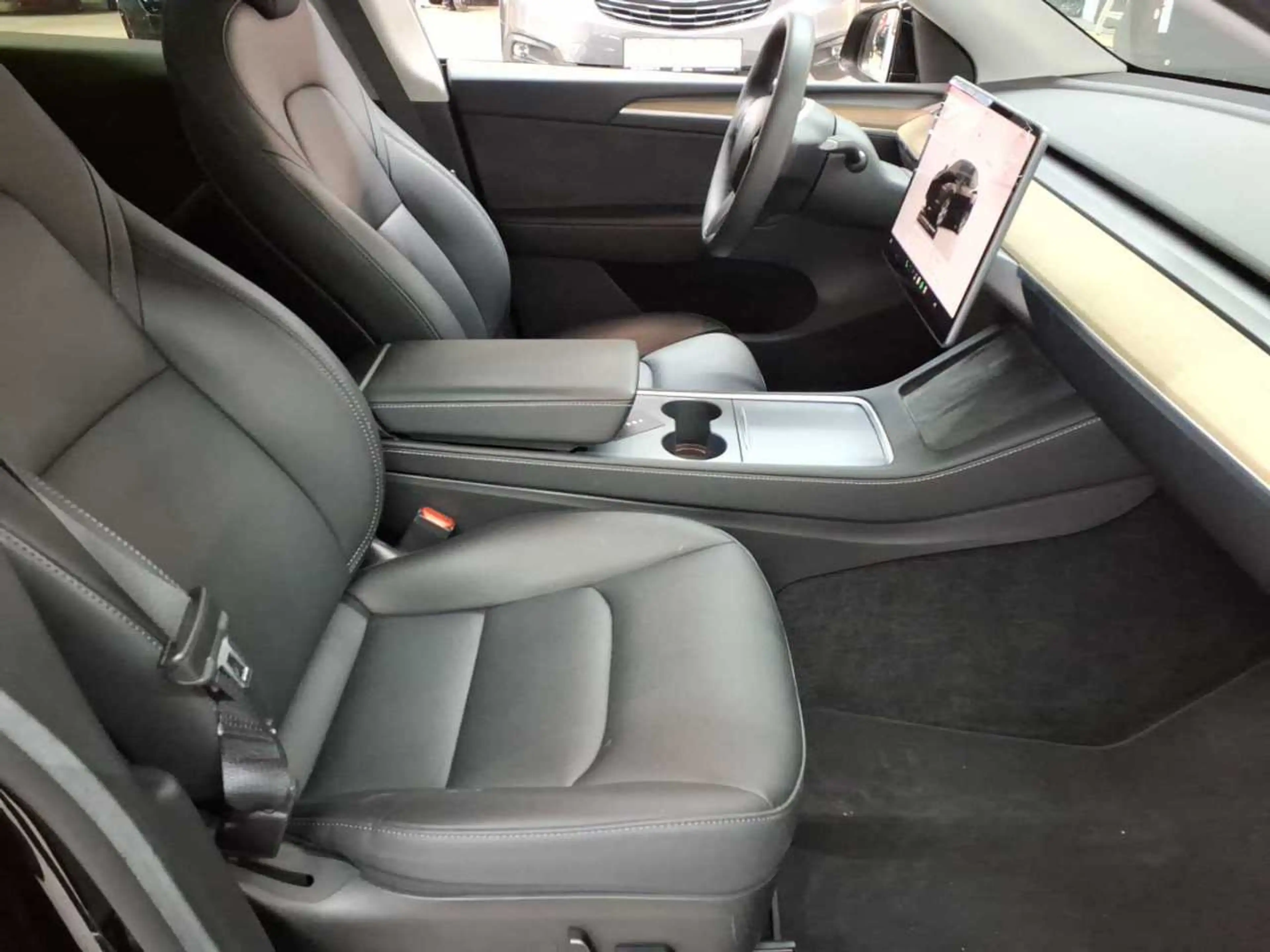 Tesla Model Y RWD — photo 8