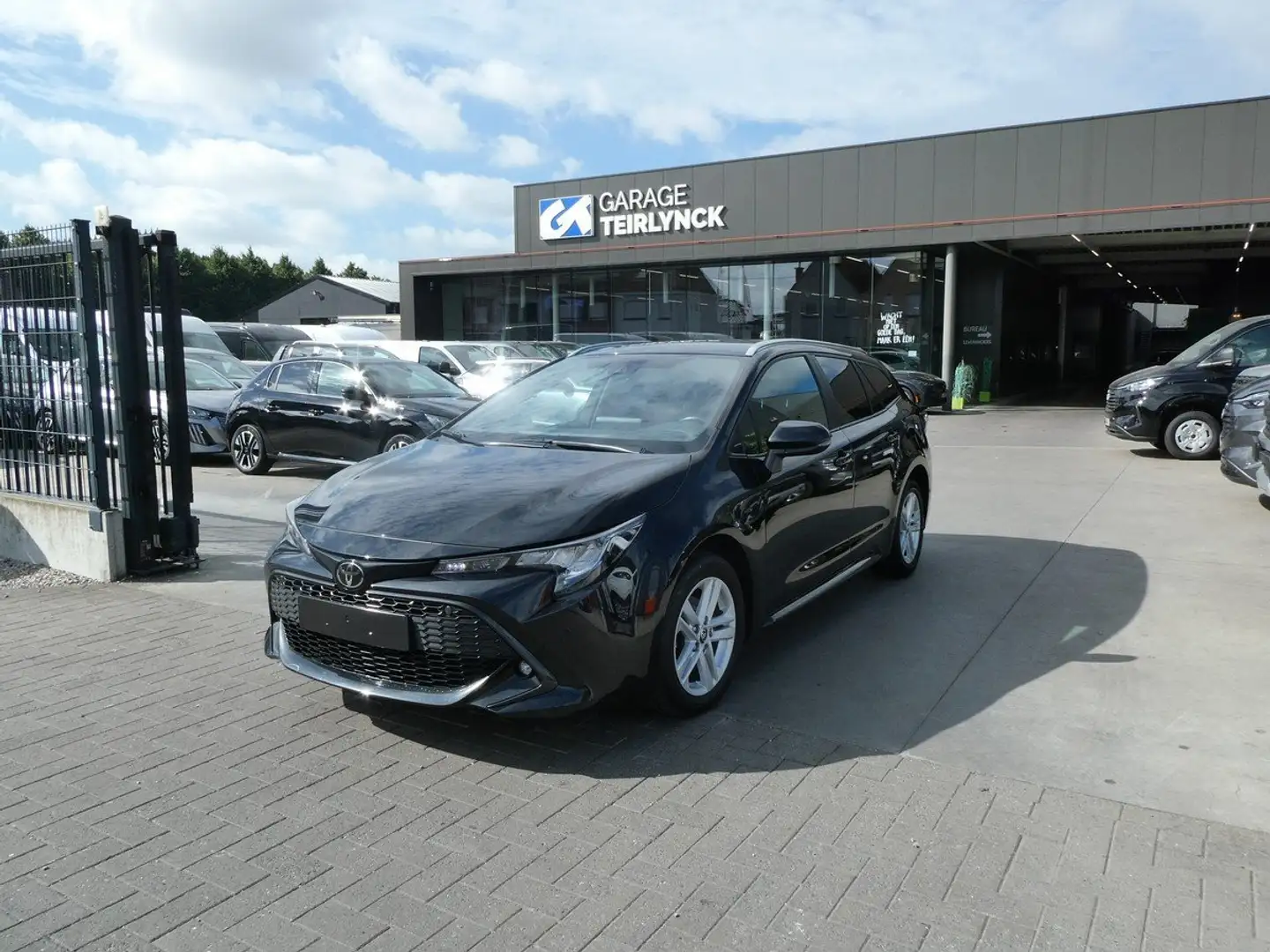 Toyota Corolla 1.2 i 115pk Business Luxe Camera '22 (27490) Zwart - 1