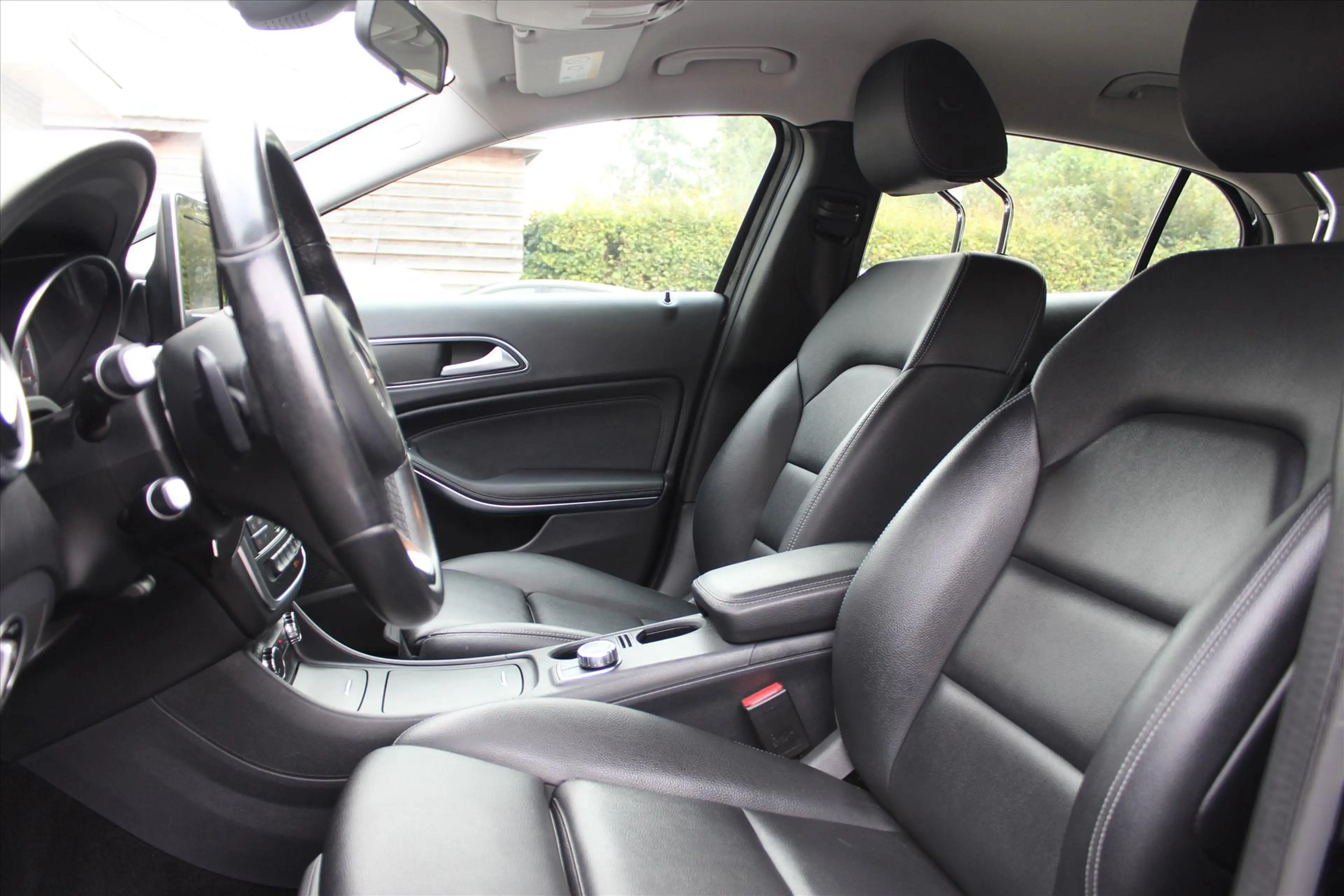 Mercedes-Benz GLA 180 Premium | NAVI | Stoelverwaming | Parkeersensoren — photo 4