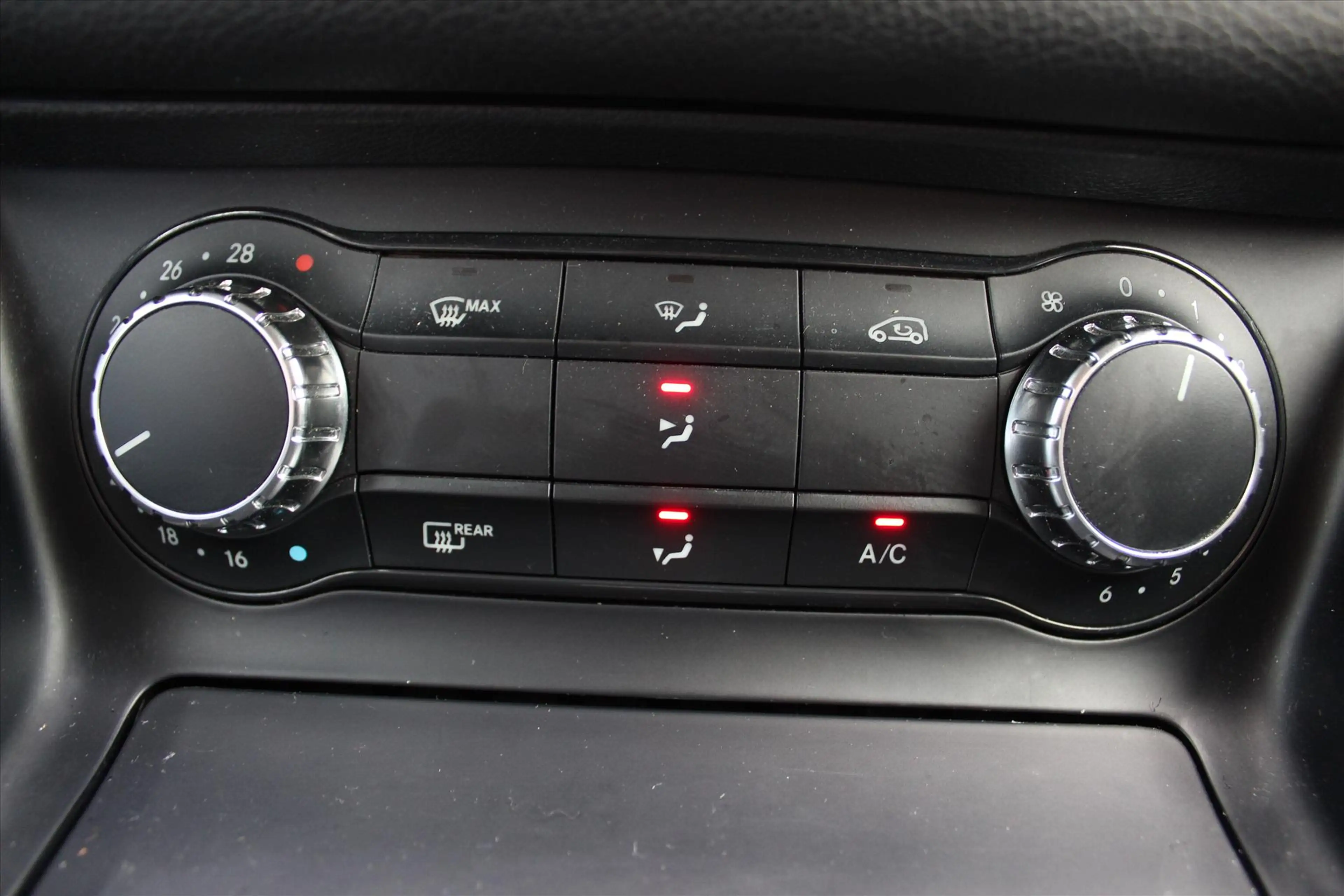 Mercedes-Benz GLA 180 Premium | NAVI | Stoelverwaming | Parkeersensoren — photo 17
