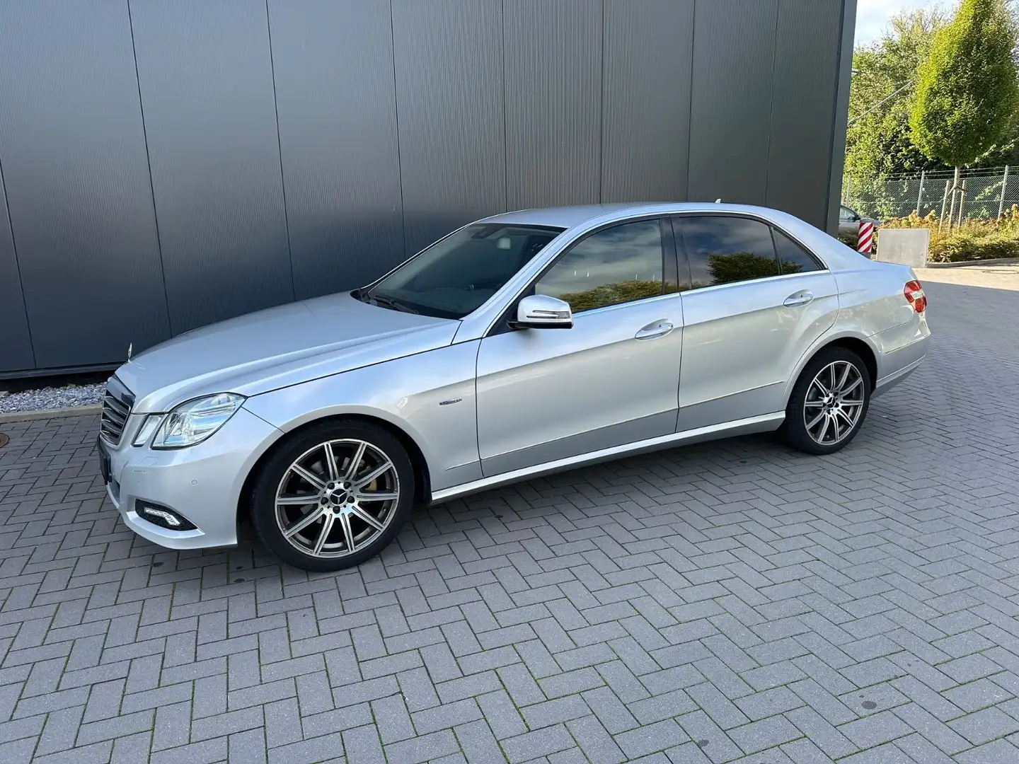 Mercedes-Benz E 220 E -Klasse Lim. E 220 CDI BlueEfficiency Silber - 2