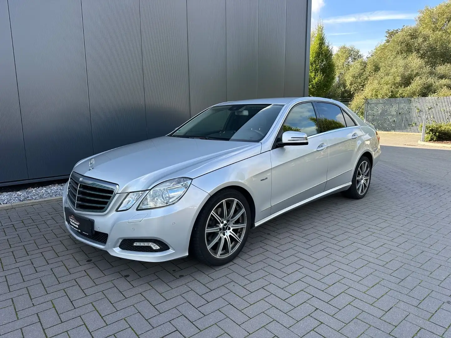 Mercedes-Benz E 220 E -Klasse Lim. E 220 CDI BlueEfficiency Silber - 1