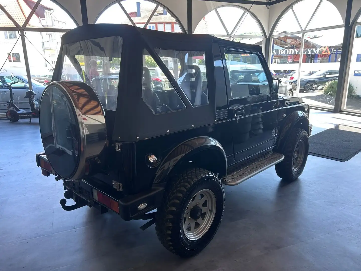 Suzuki SJ Samurai Deluxe Cabrio - 2