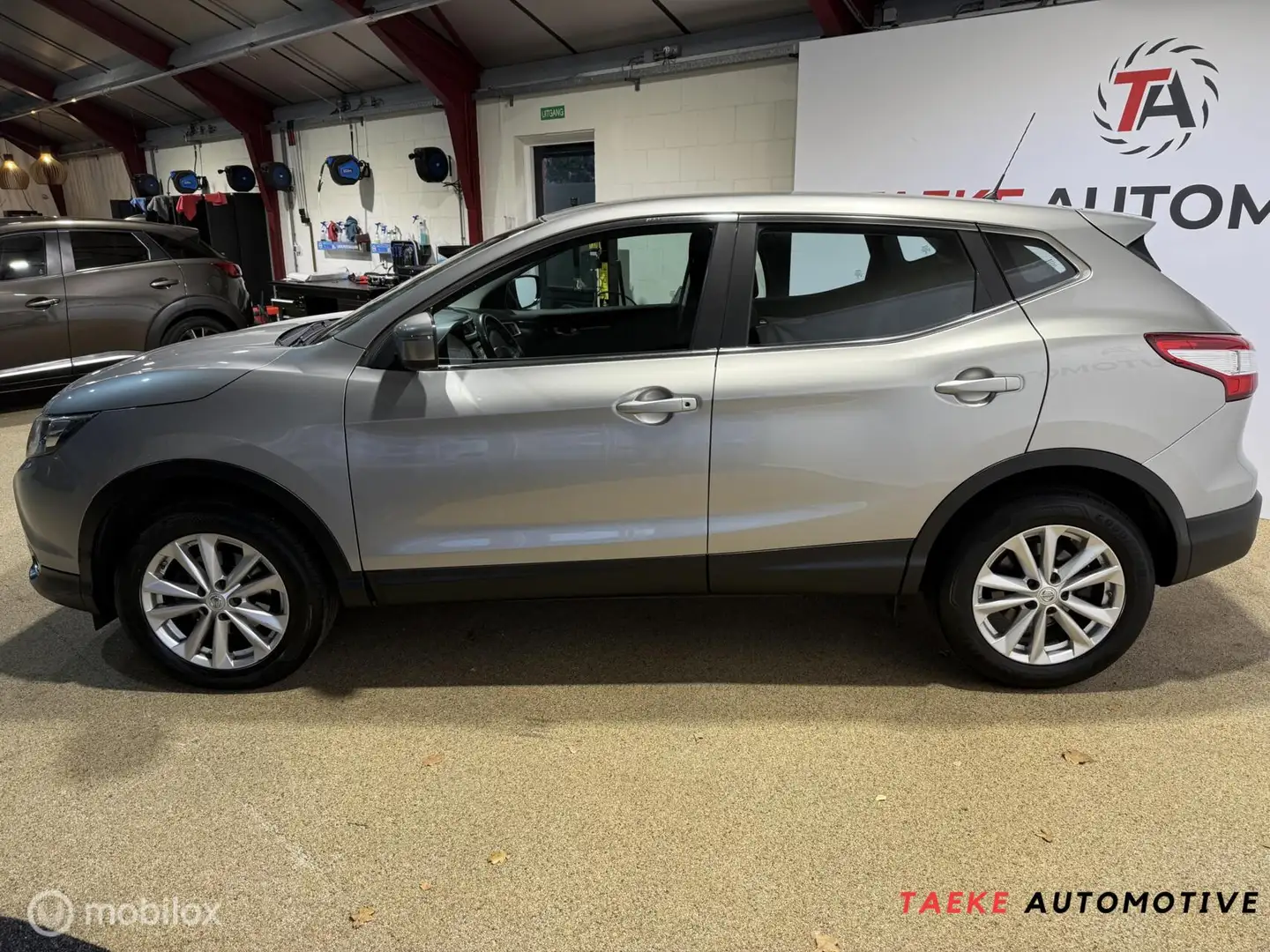 Nissan Qashqai 1.6 Acenta Clima/Cruise/Trekhaak/Camera Grijs - 2