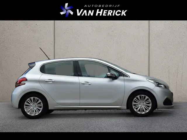 Peugeot 208 view 3